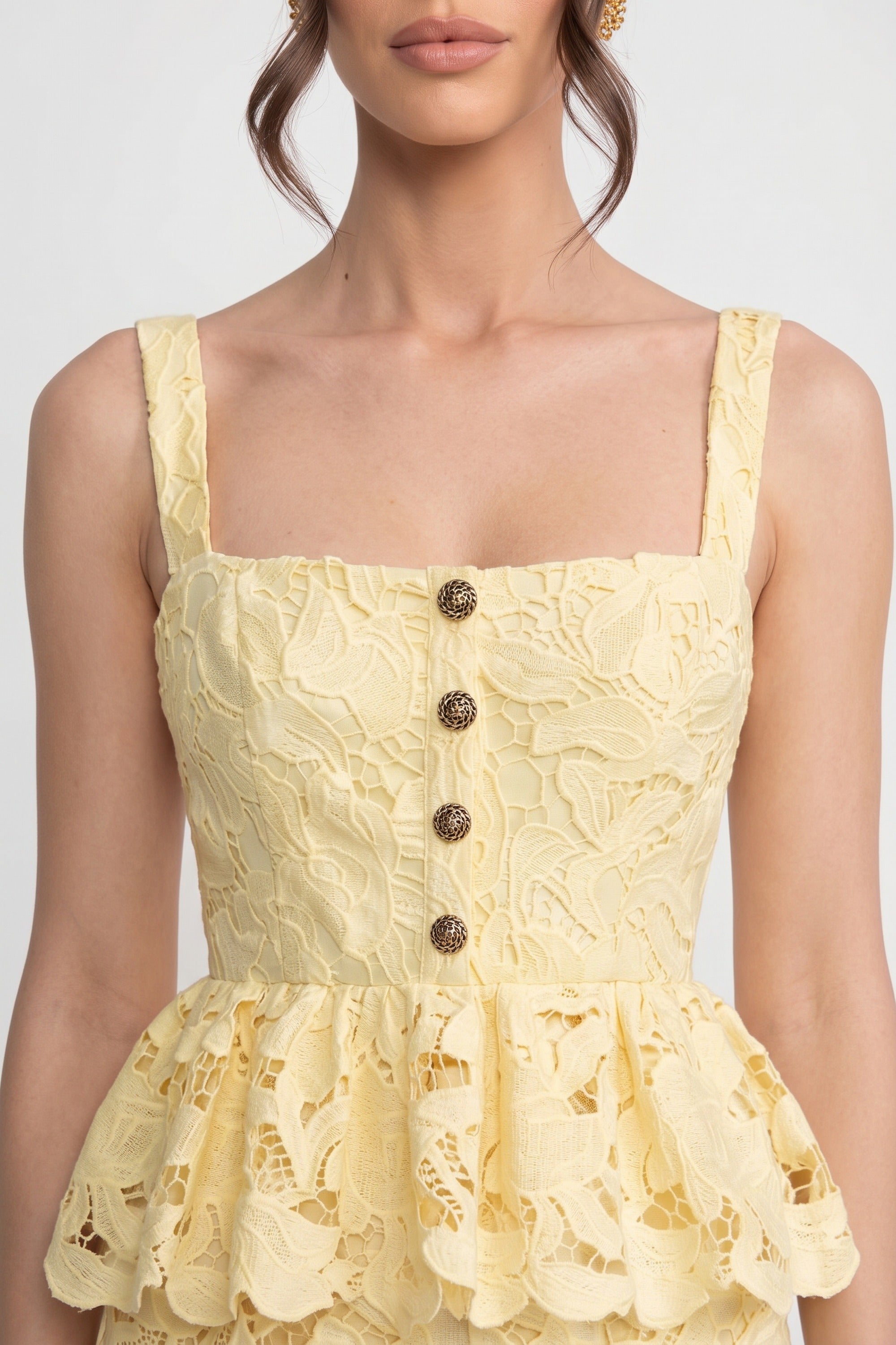 Rochie fără mâneci din dantelă cu peplum, fustă midi și nasturi aurii - galben