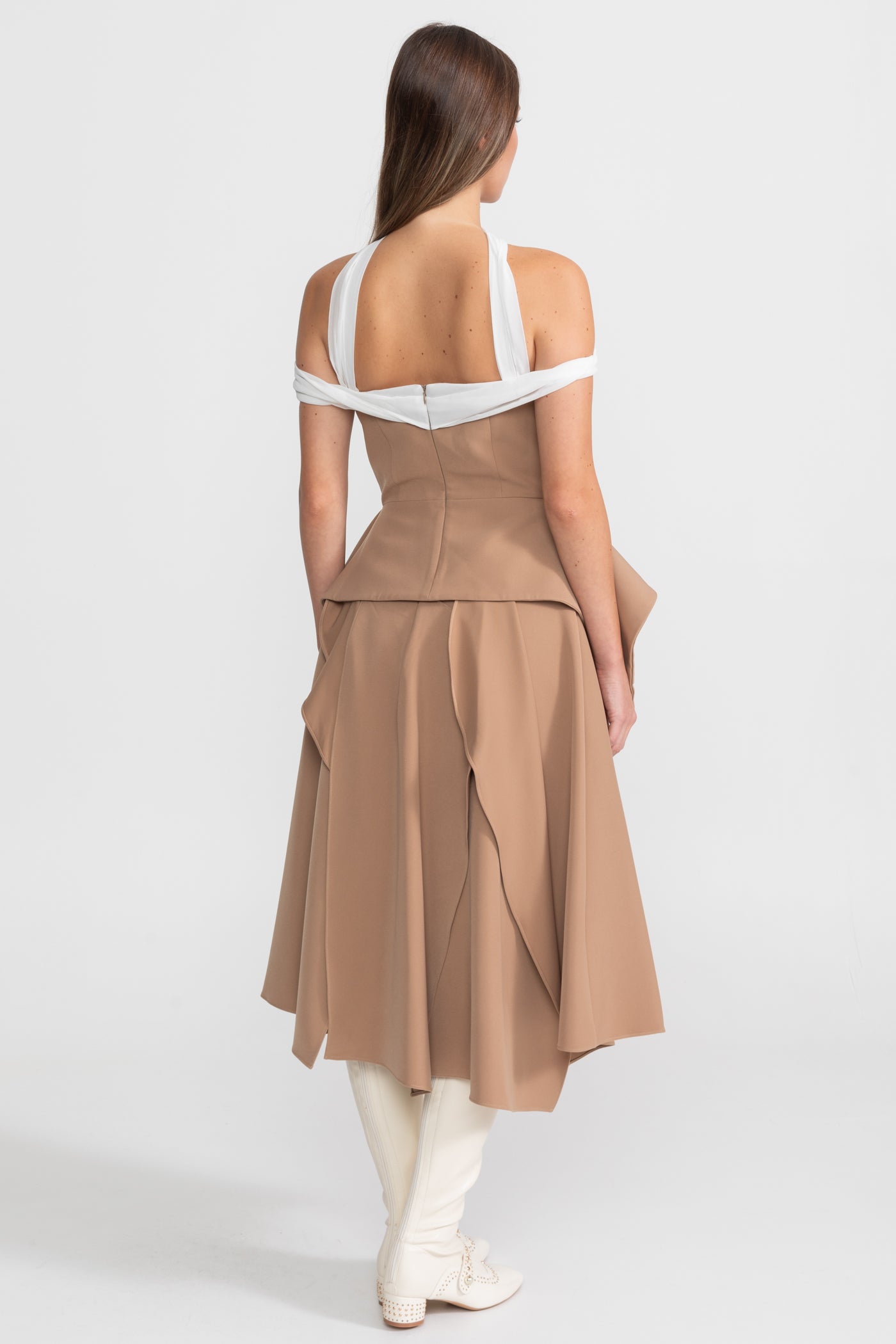 Set Drapat Peplum cu Umeri Goali și Decolteu Contrastant – Camel/Ivoire