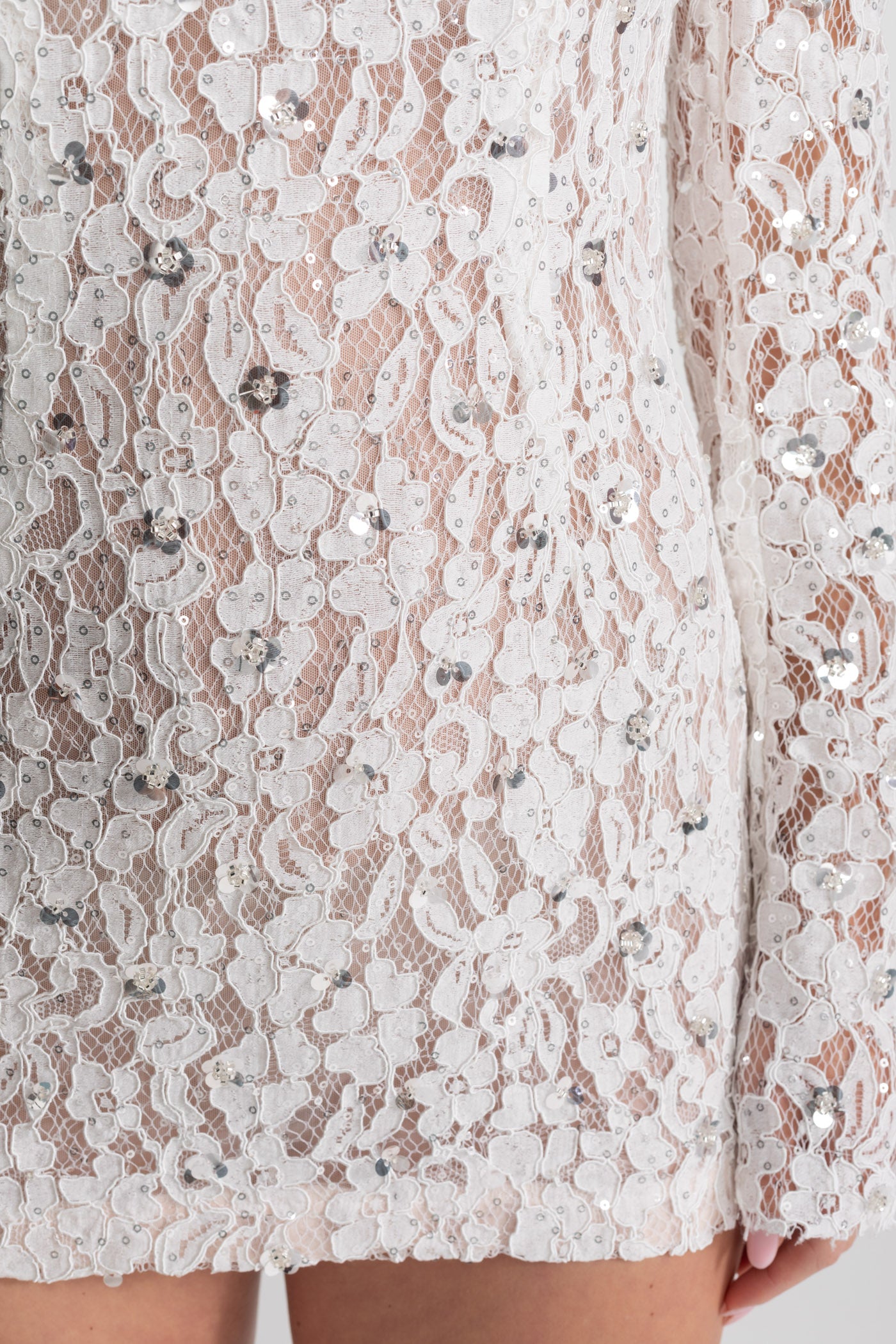 Rochie Mini din Dantelă cu Paiete și Umeri Structurați – Alb