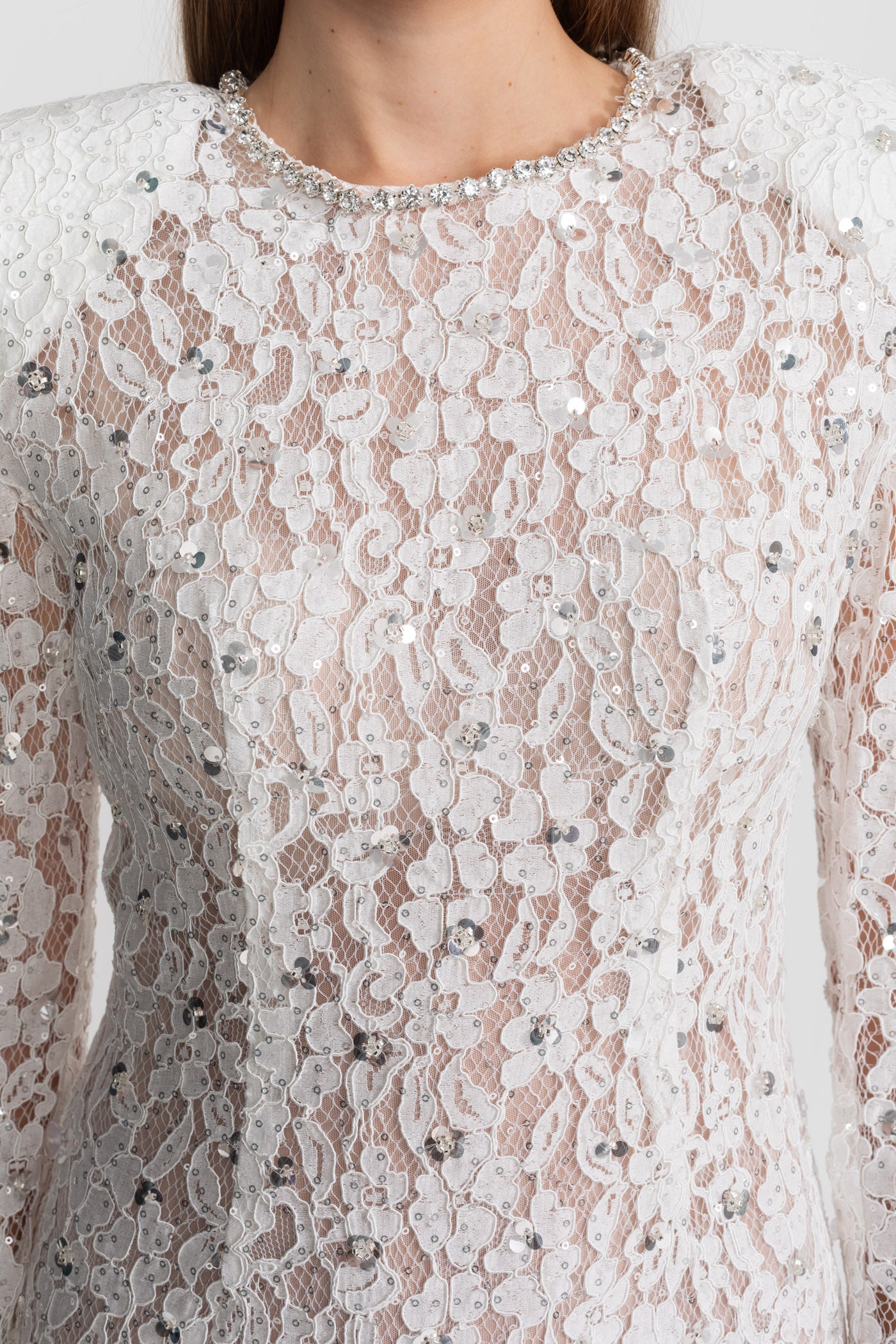 Rochie Mini din Dantelă cu Paiete și Umeri Structurați – Alb