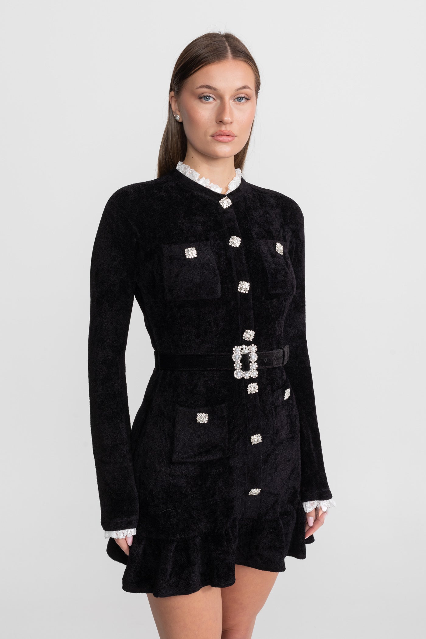 Rochie Mini Tricotată cu Nasturi din Cristal și Curea Asortată – Negru