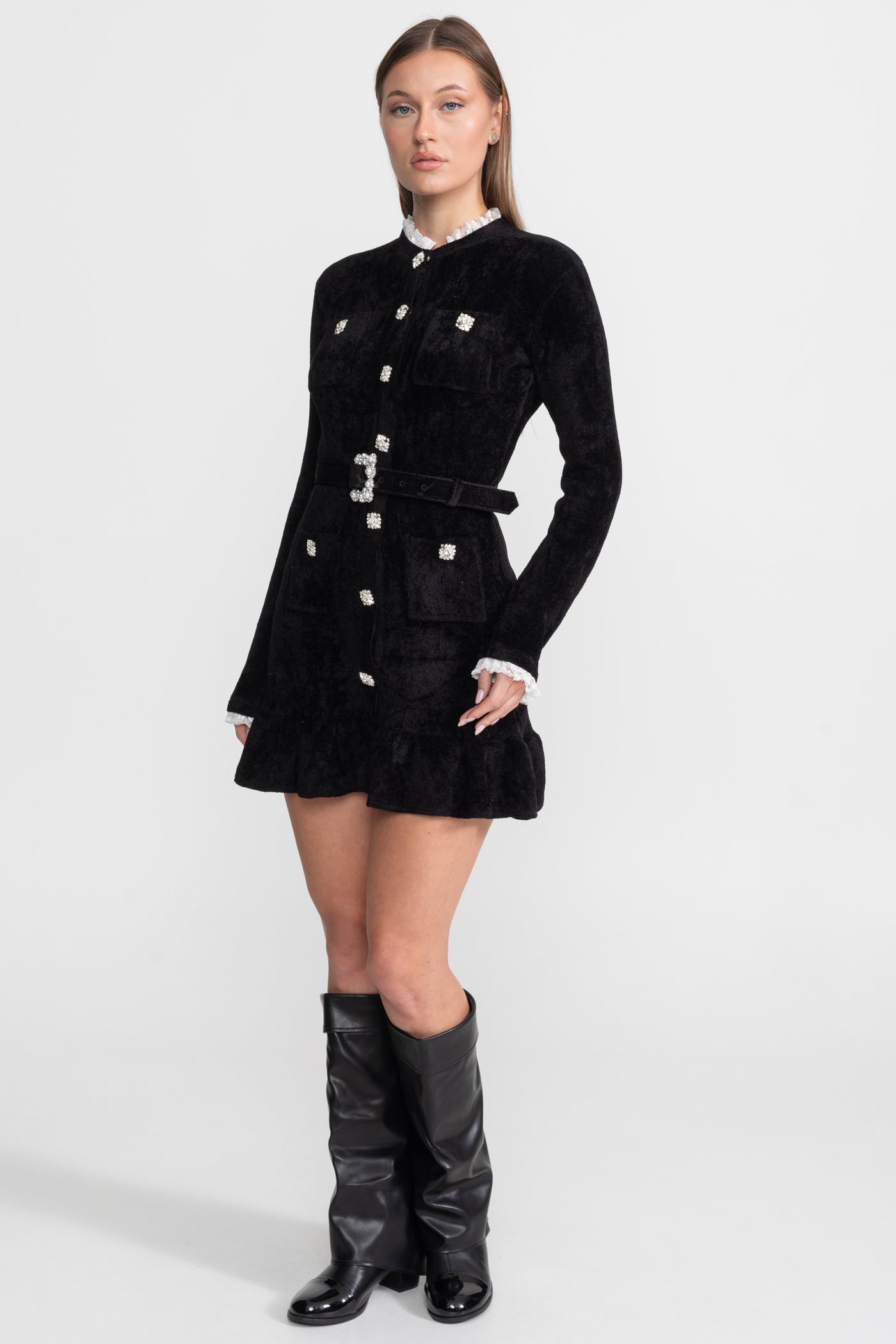 Rochie Mini Tricotată cu Nasturi din Cristal și Curea Asortată – Negru