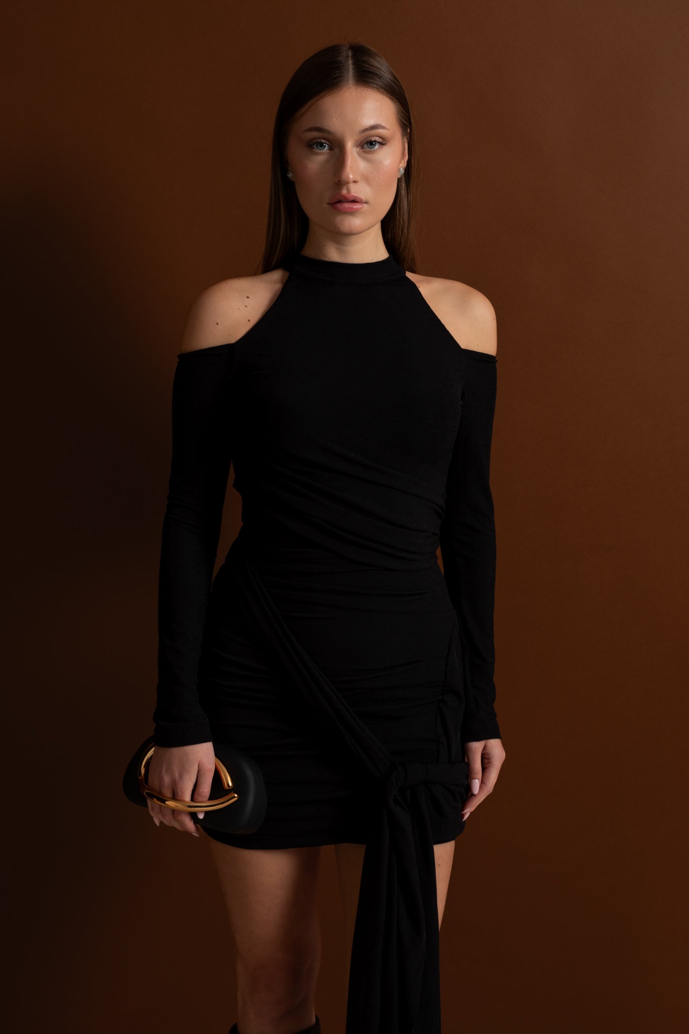 Rochie Mini Drapată cu Umeri Decupați – Negru