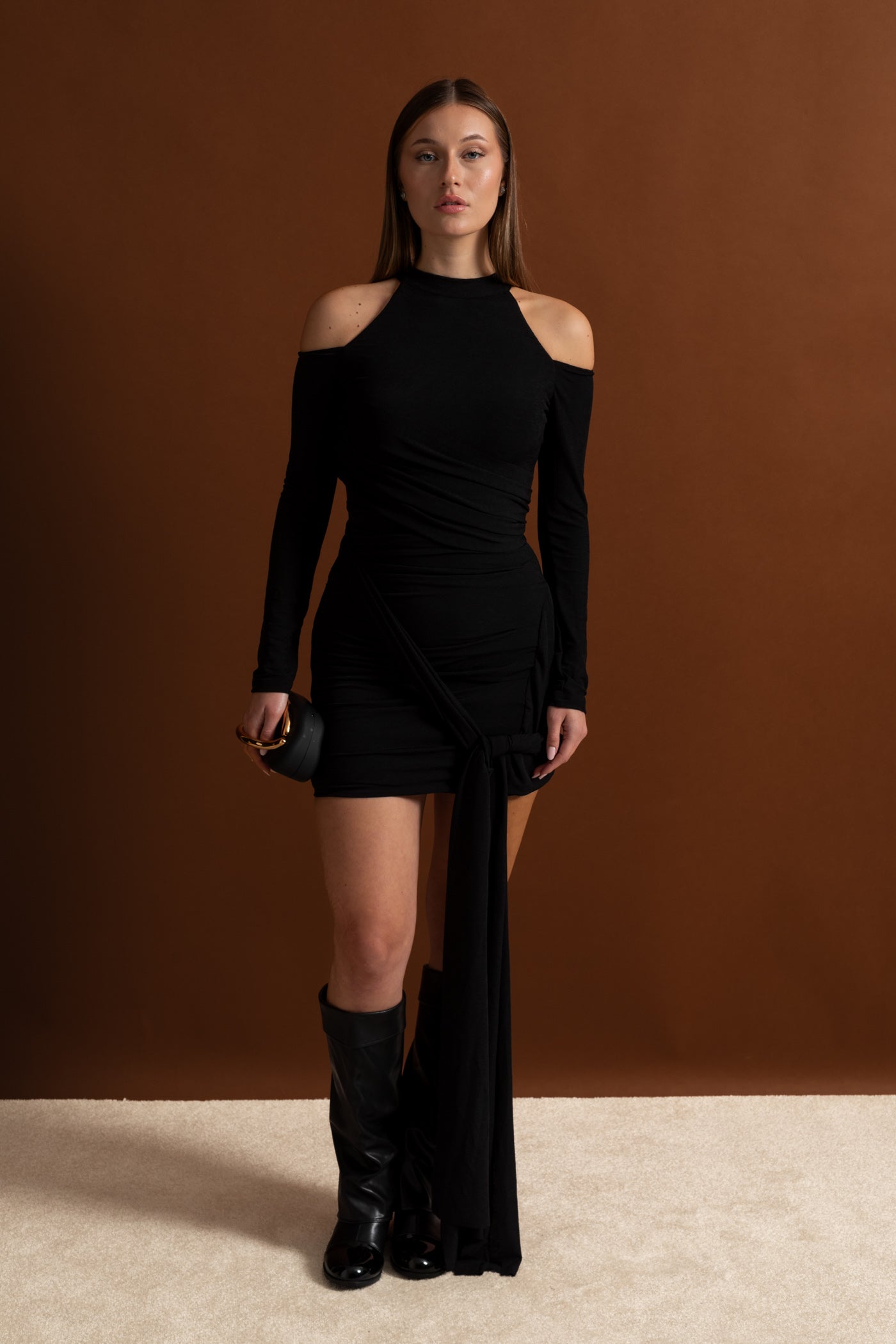 Rochie Mini Drapată cu Umeri Decupați – Negru