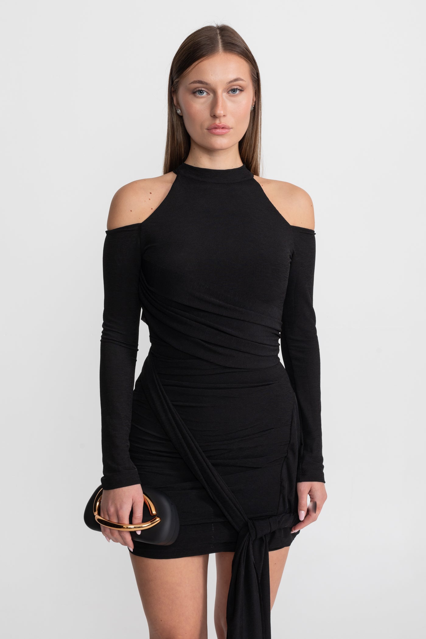 Rochie Mini Drapată cu Umeri Decupați – Negru
