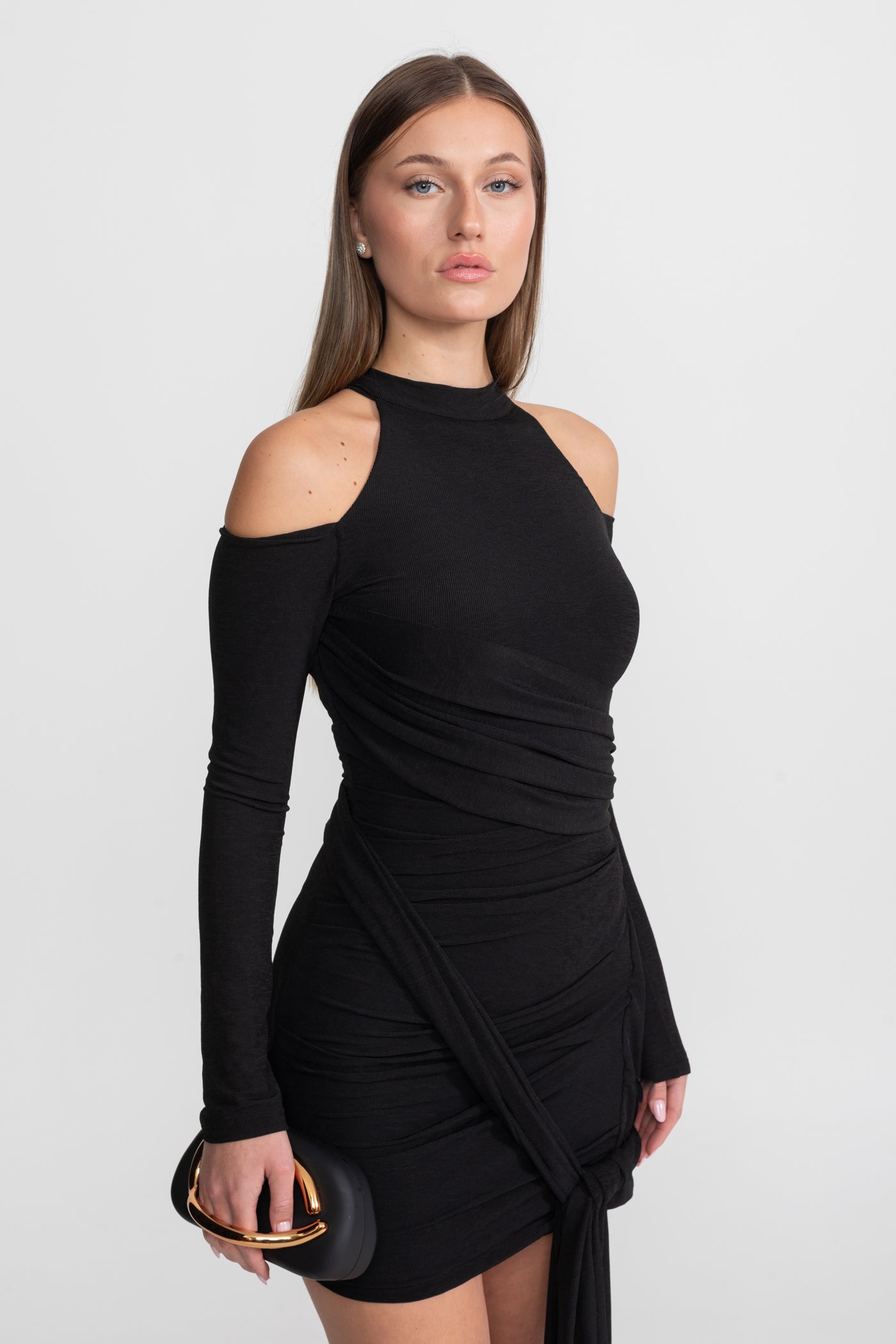 Rochie Mini Drapată cu Umeri Decupați – Negru