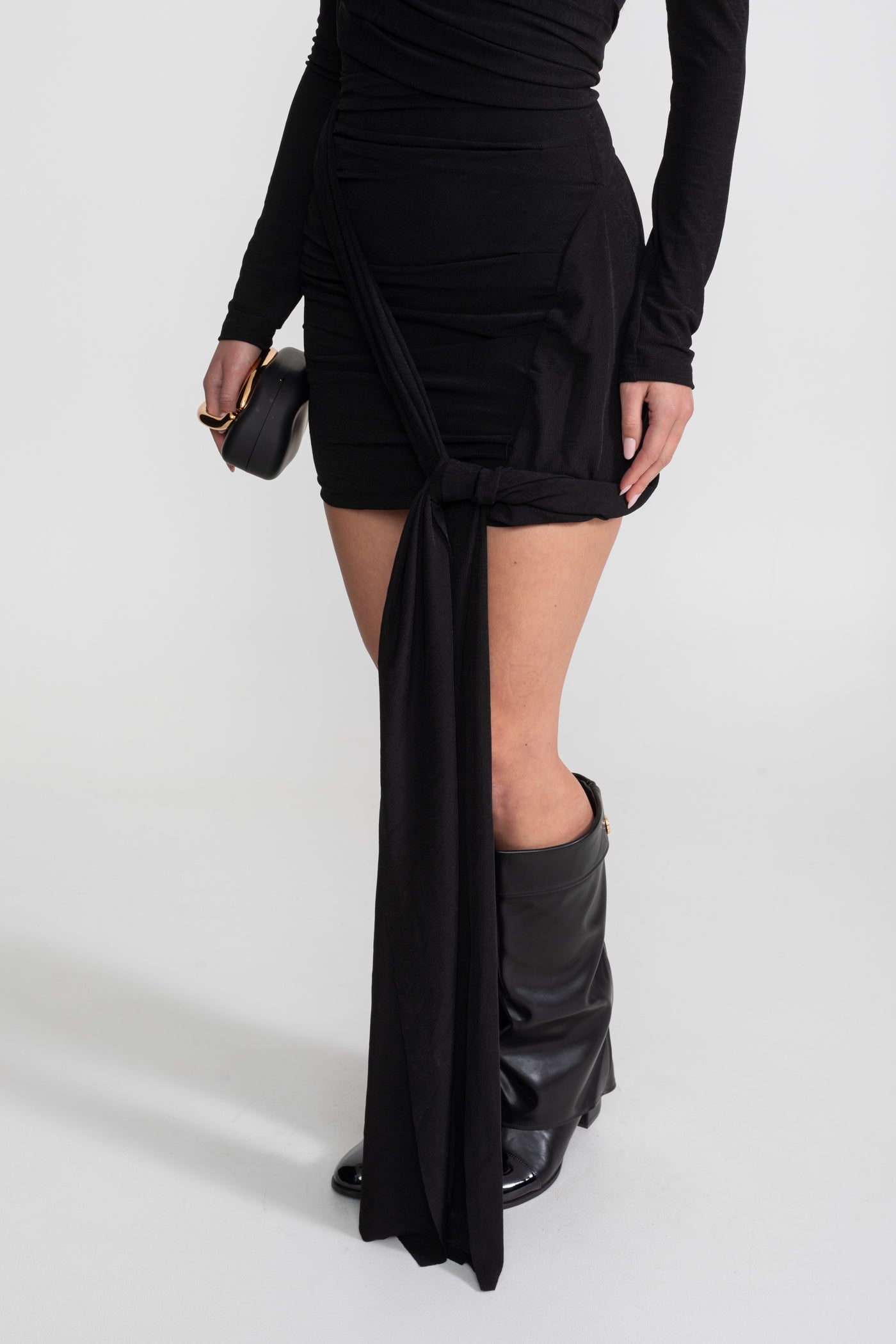 Rochie Mini Drapată cu Umeri Decupați – Negru