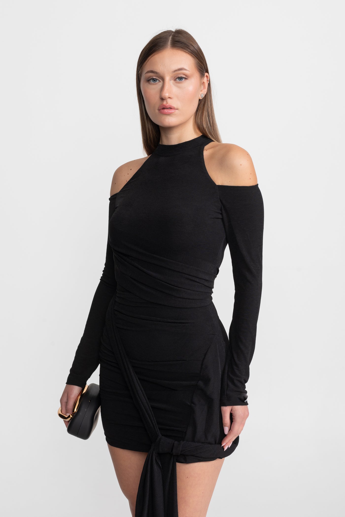 Rochie Mini Drapată cu Umeri Decupați – Negru