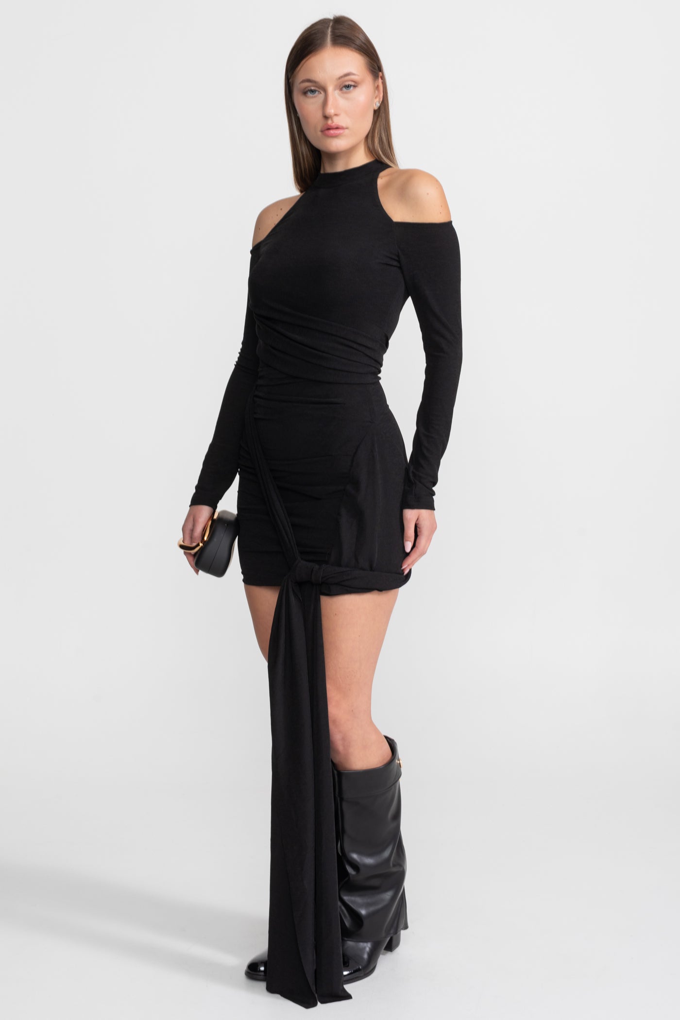 Rochie Mini Drapată cu Umeri Decupați – Negru