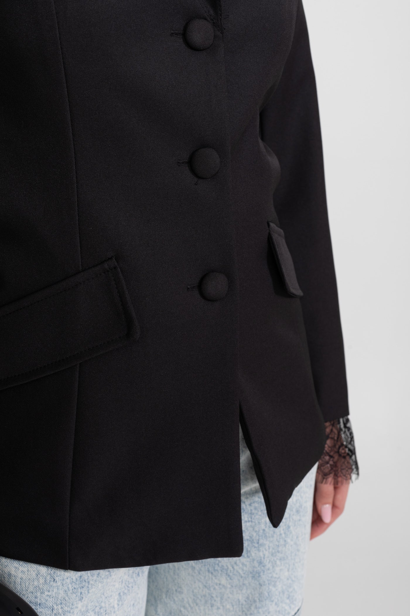 Sacou Croială cu Dantelă și Închidere cu Nasturi Ton în Ton – Negru