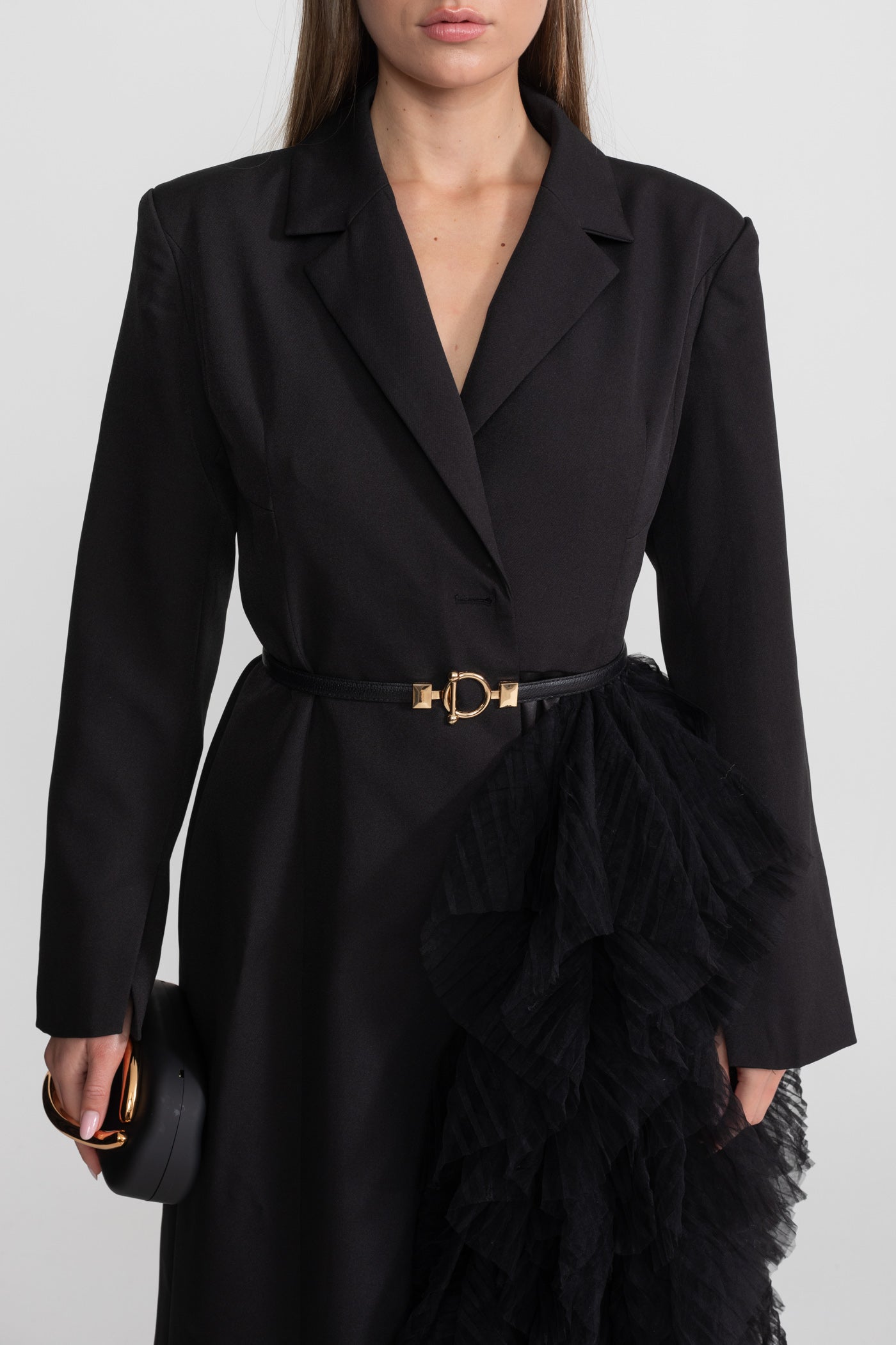 Rochie-sacou cu volane din tul și reveruri decupate – Negru