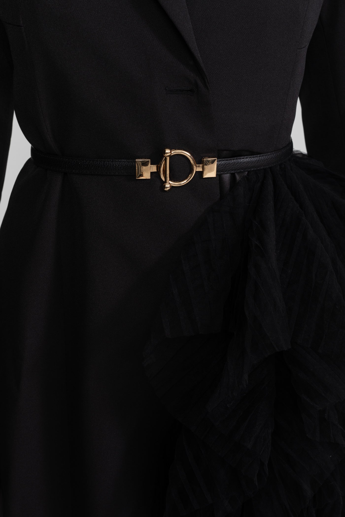 Rochie-sacou cu volane din tul și reveruri decupate – Negru