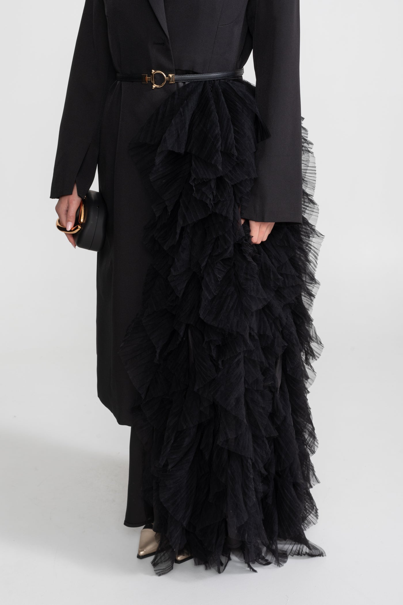 Rochie-sacou cu volane din tul și reveruri decupate – Negru