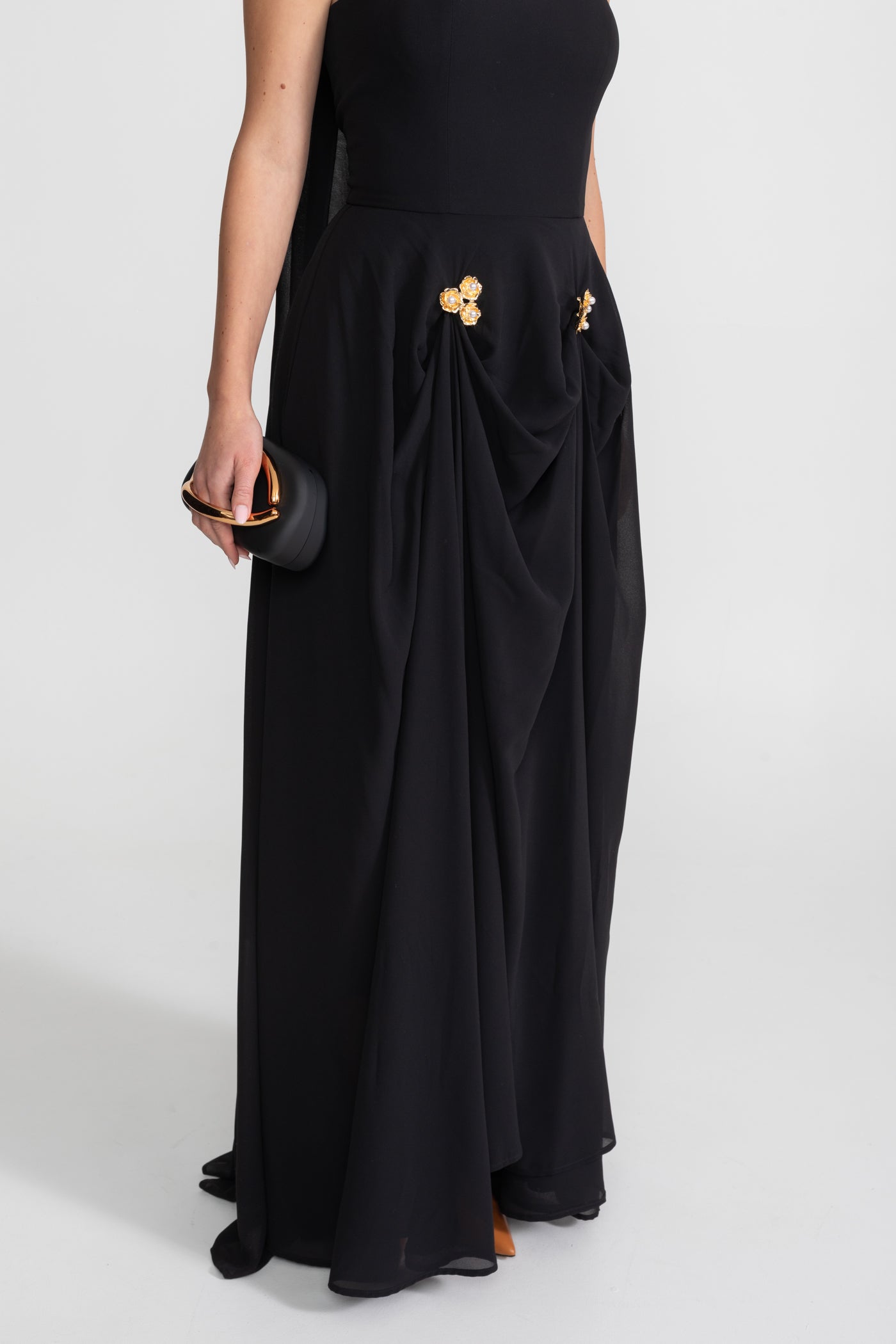 Rochie Drapată Fără Bretele cu Aplicatii Florale Aurii – Negru