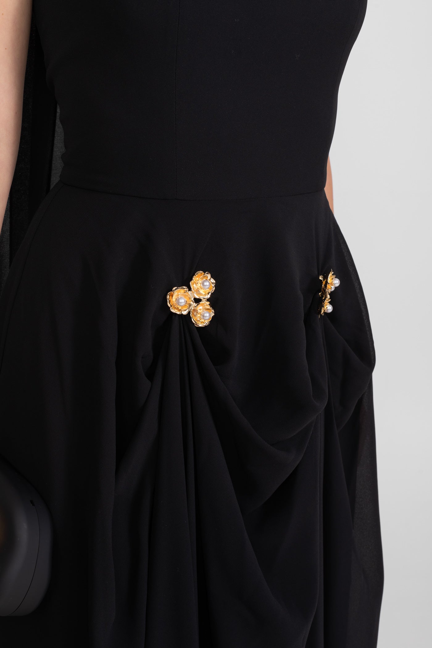 Rochie Drapată Fără Bretele cu Aplicatii Florale Aurii – Negru