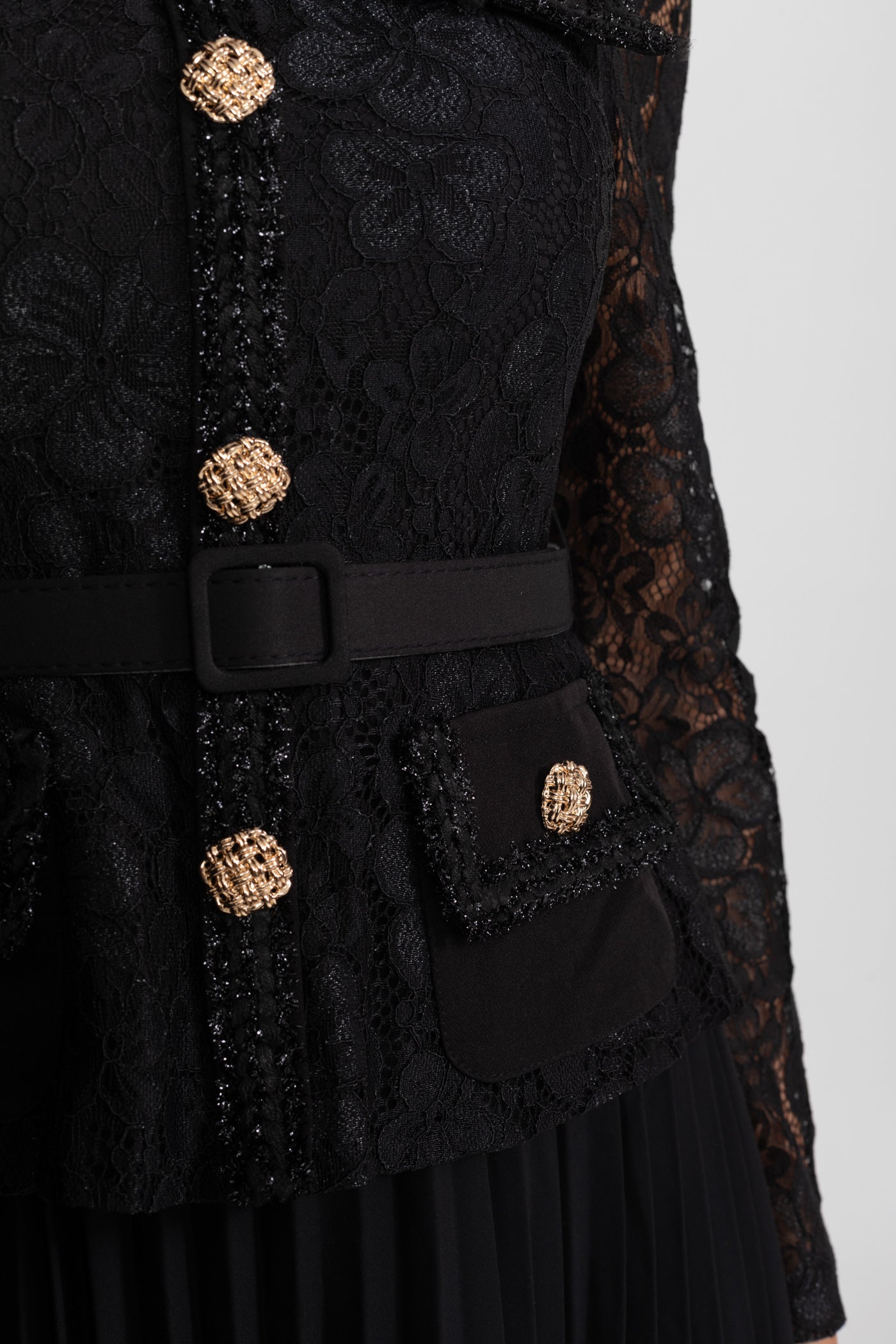 Rochie midi din dantelă și plisată cu detalii de nasturi aurii - Negru