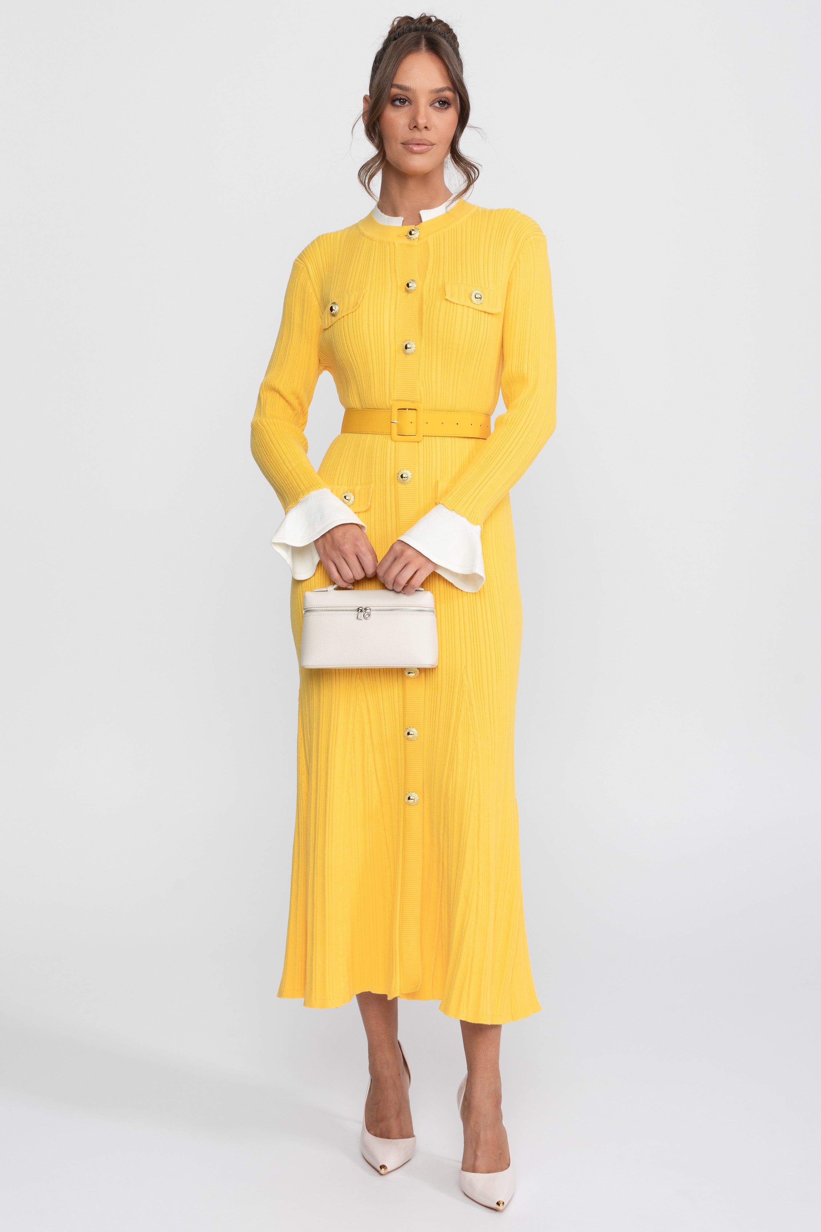 Rochie midi tricotată cu textură ribată, cu curea, manșete și guler albe - Galben