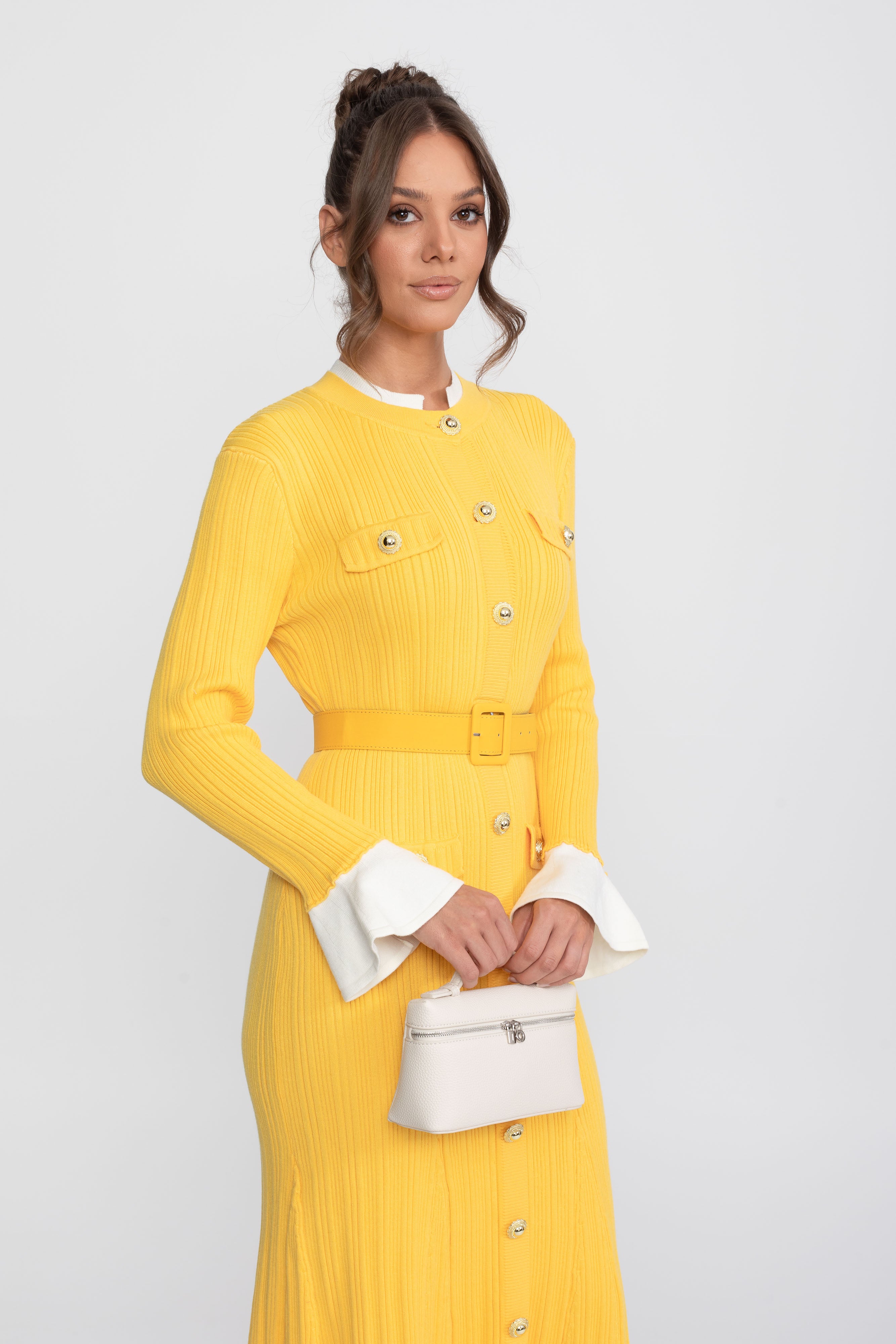 Rochie midi tricotată cu textură ribată, cu curea, manșete și guler albe - Galben