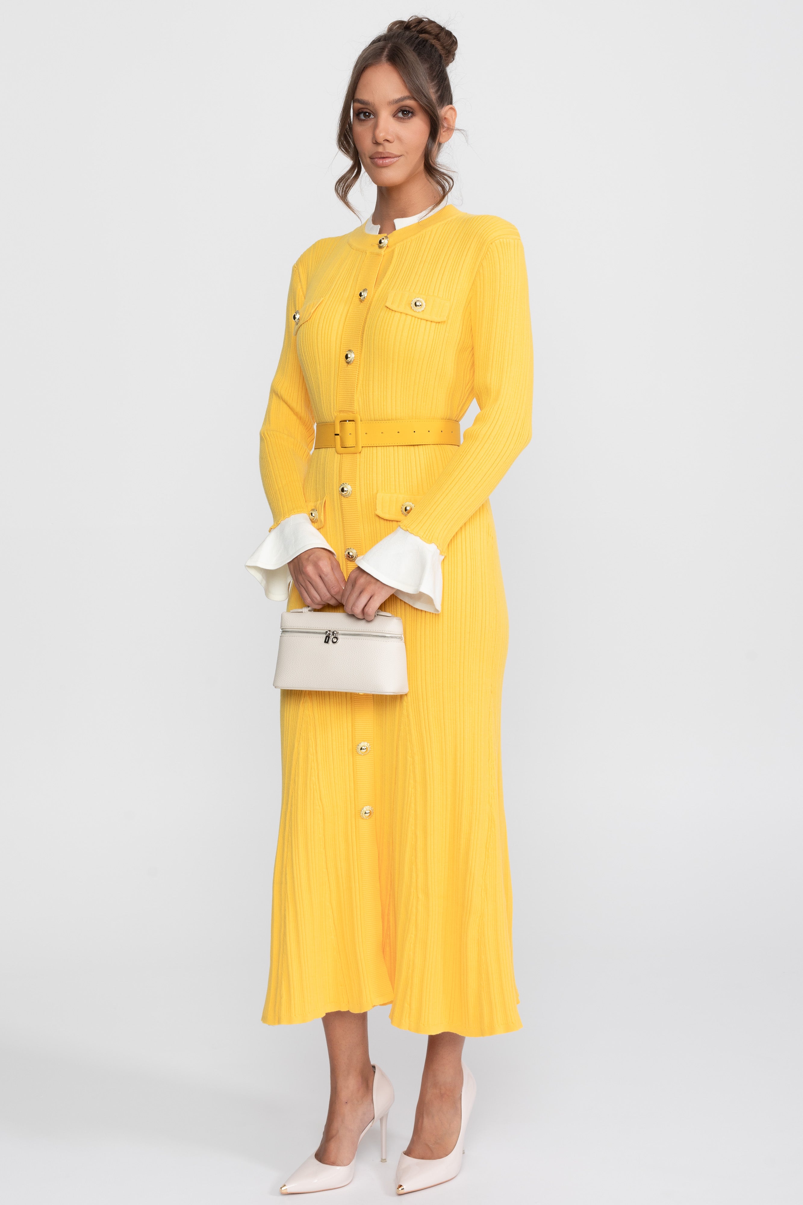 Rochie midi tricotată cu textură ribată, cu curea, manșete și guler albe - Galben