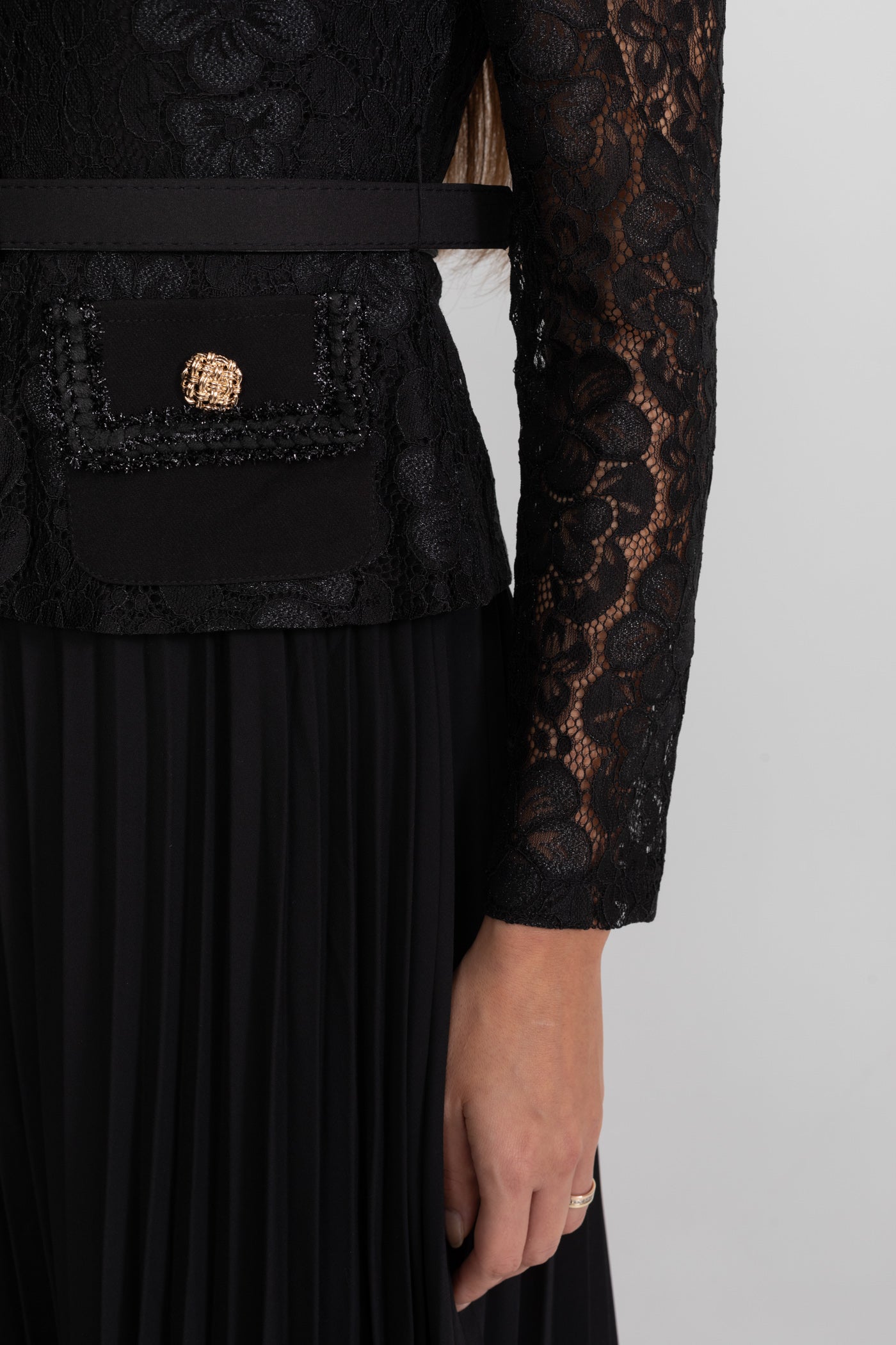Rochie midi din dantelă și plisată cu detalii de nasturi aurii - Negru