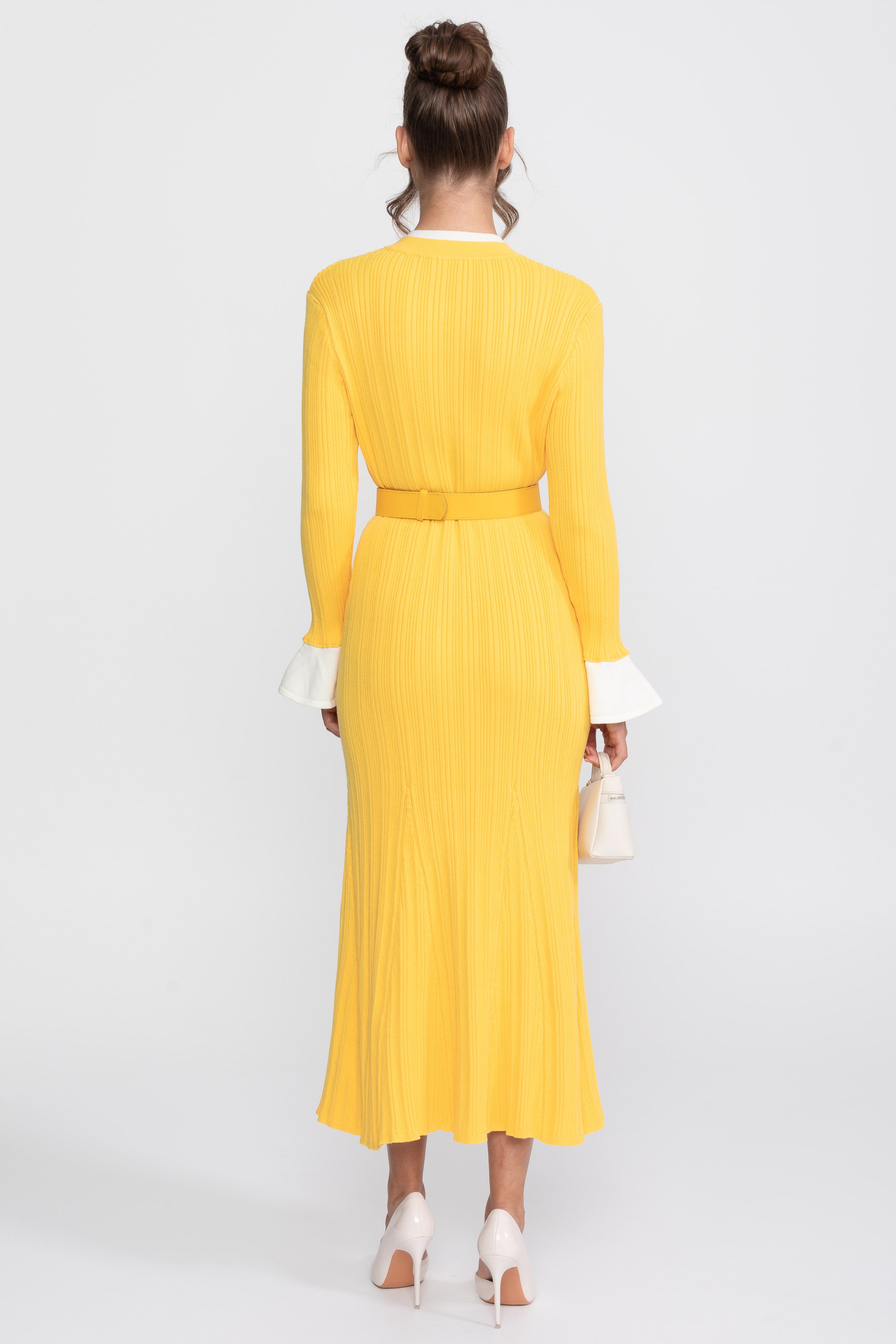 Rochie midi tricotată cu textură ribată, cu curea, manșete și guler albe - Galben