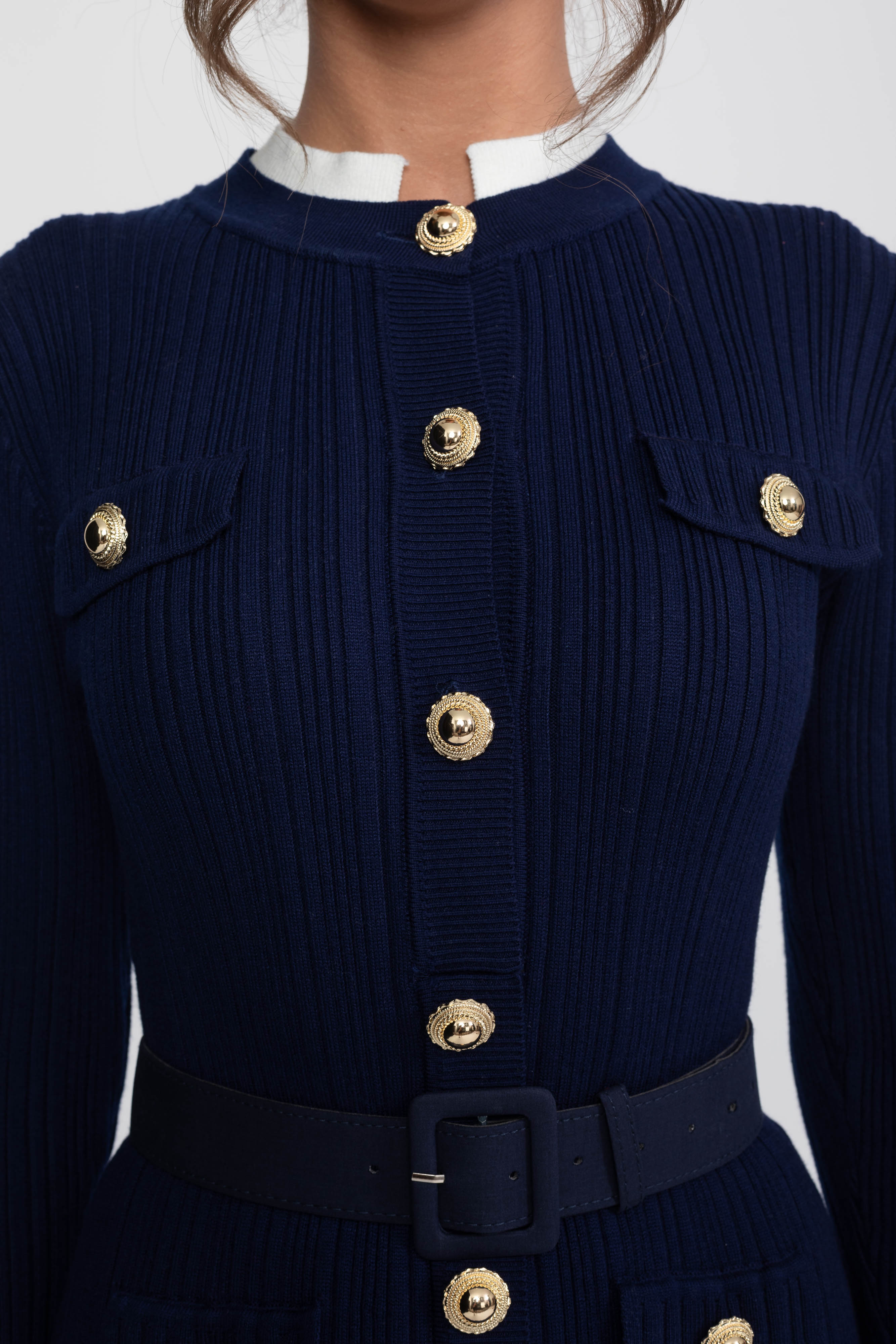 Rochie midi tricotată cu nervuri, cu centură, manșete și guler albe - Navy