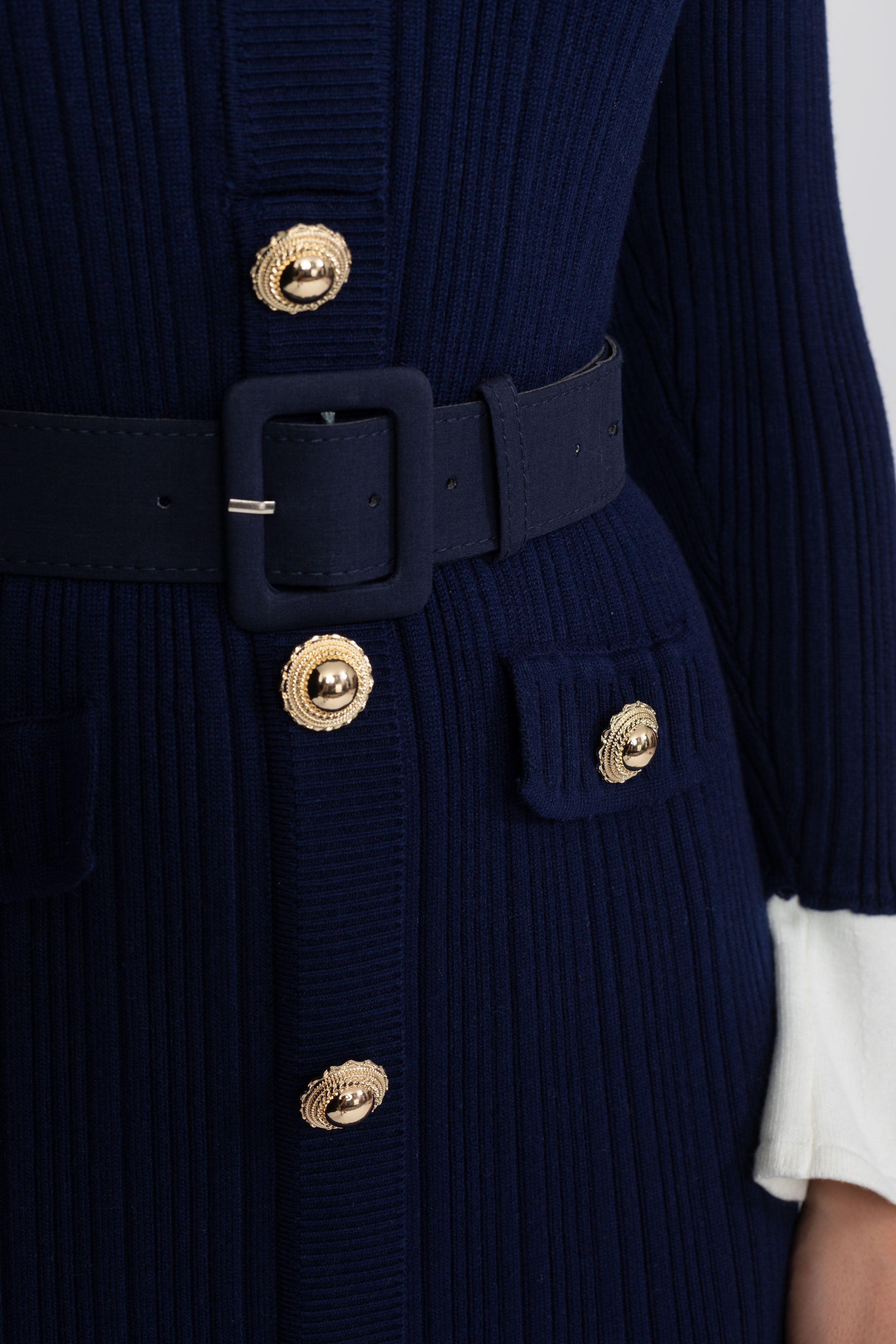 Rochie midi tricotată cu nervuri, cu centură, manșete și guler albe - Navy