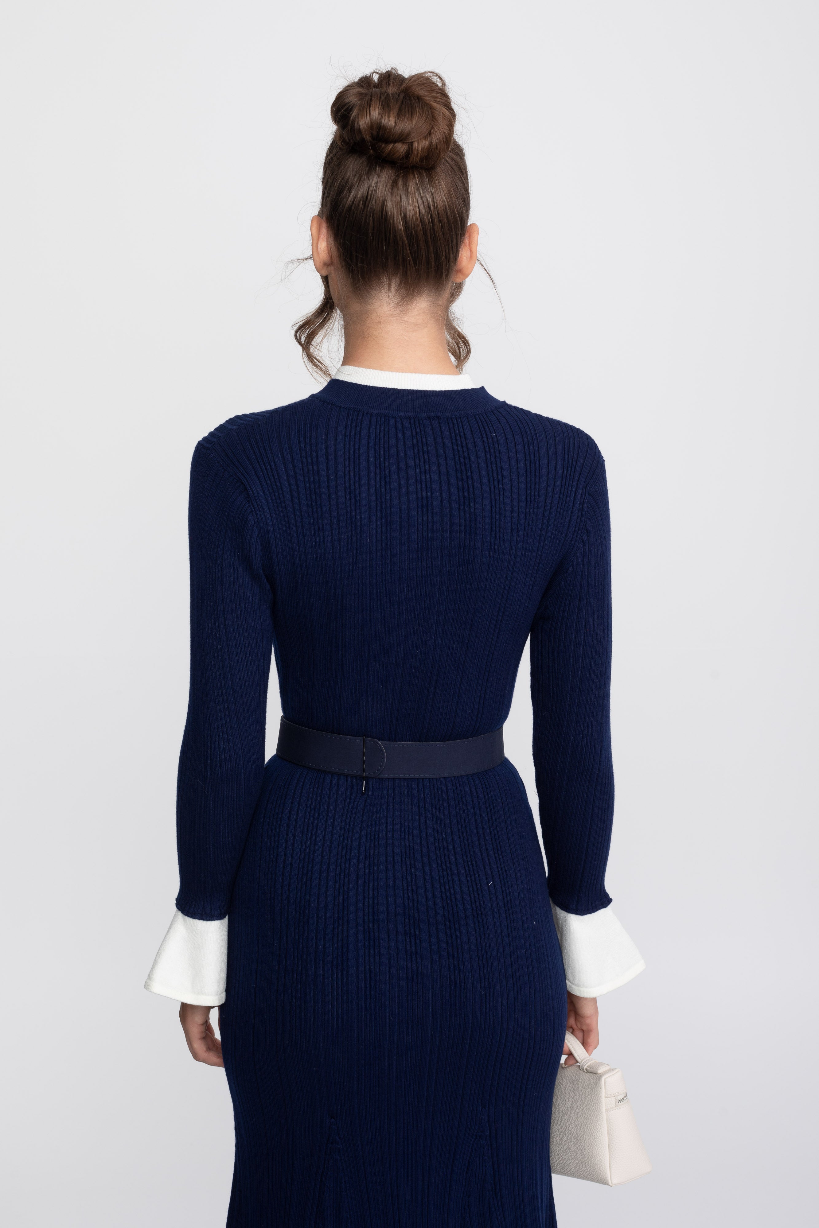 Rochie midi tricotată cu nervuri, cu centură, manșete și guler albe - Navy