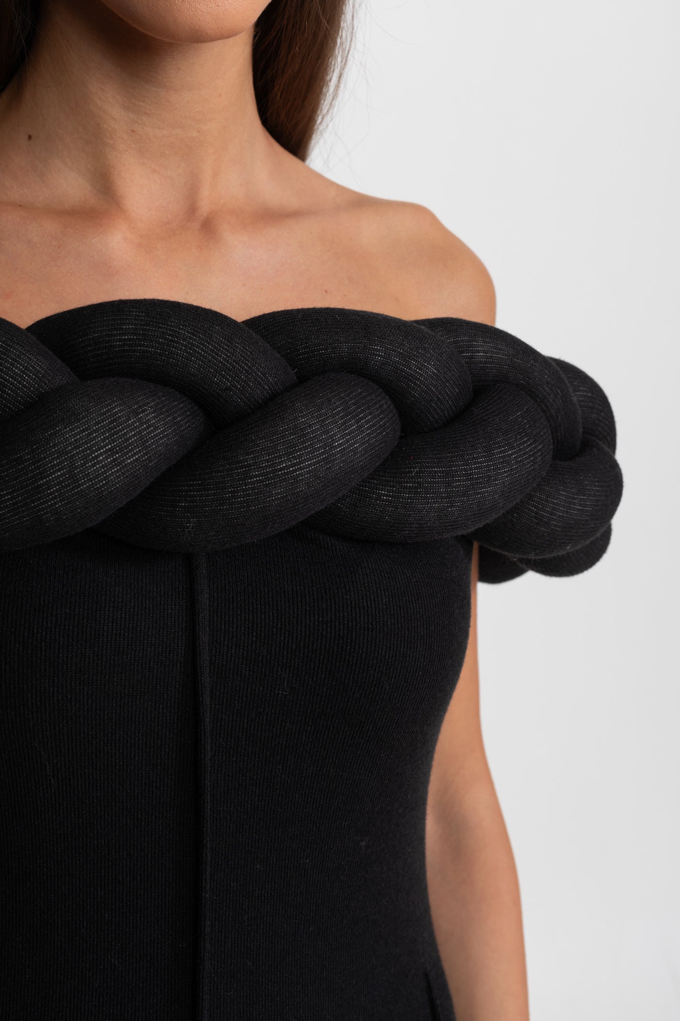 Rochie Maxi cu decolteu împletit pe umeri – Neagră