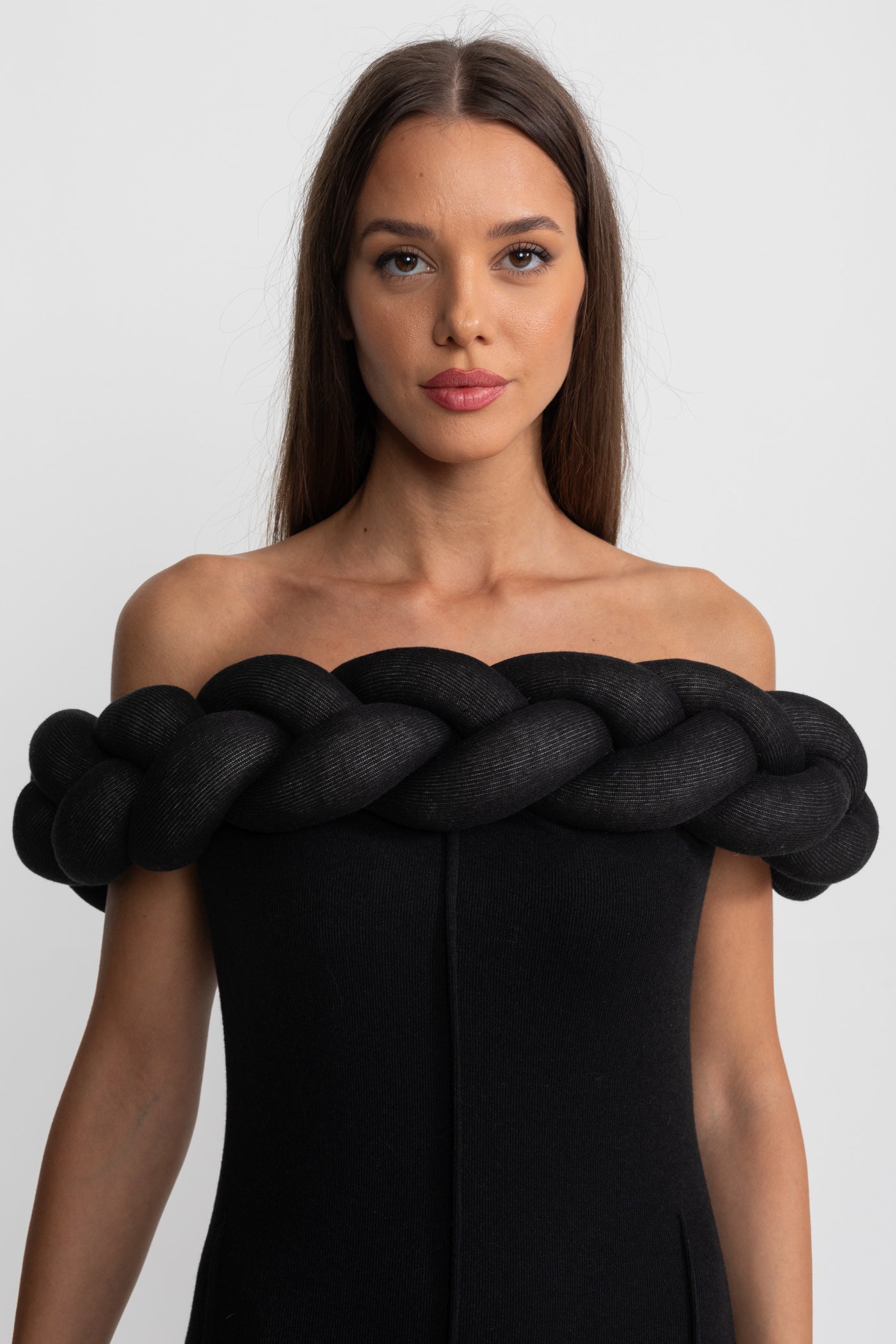 Rochie Maxi cu decolteu împletit pe umeri – Neagră