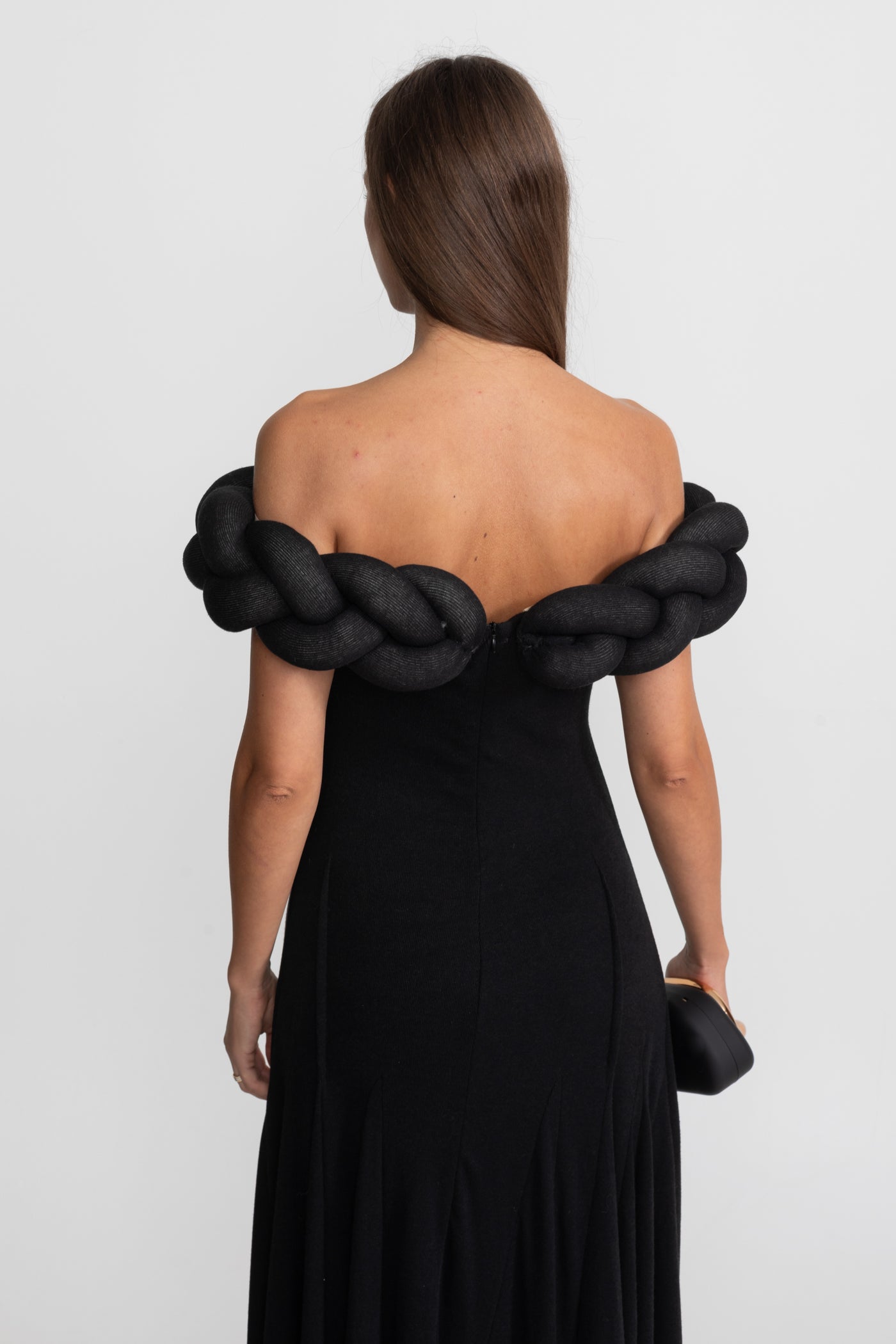 Rochie Maxi cu decolteu împletit pe umeri – Neagră