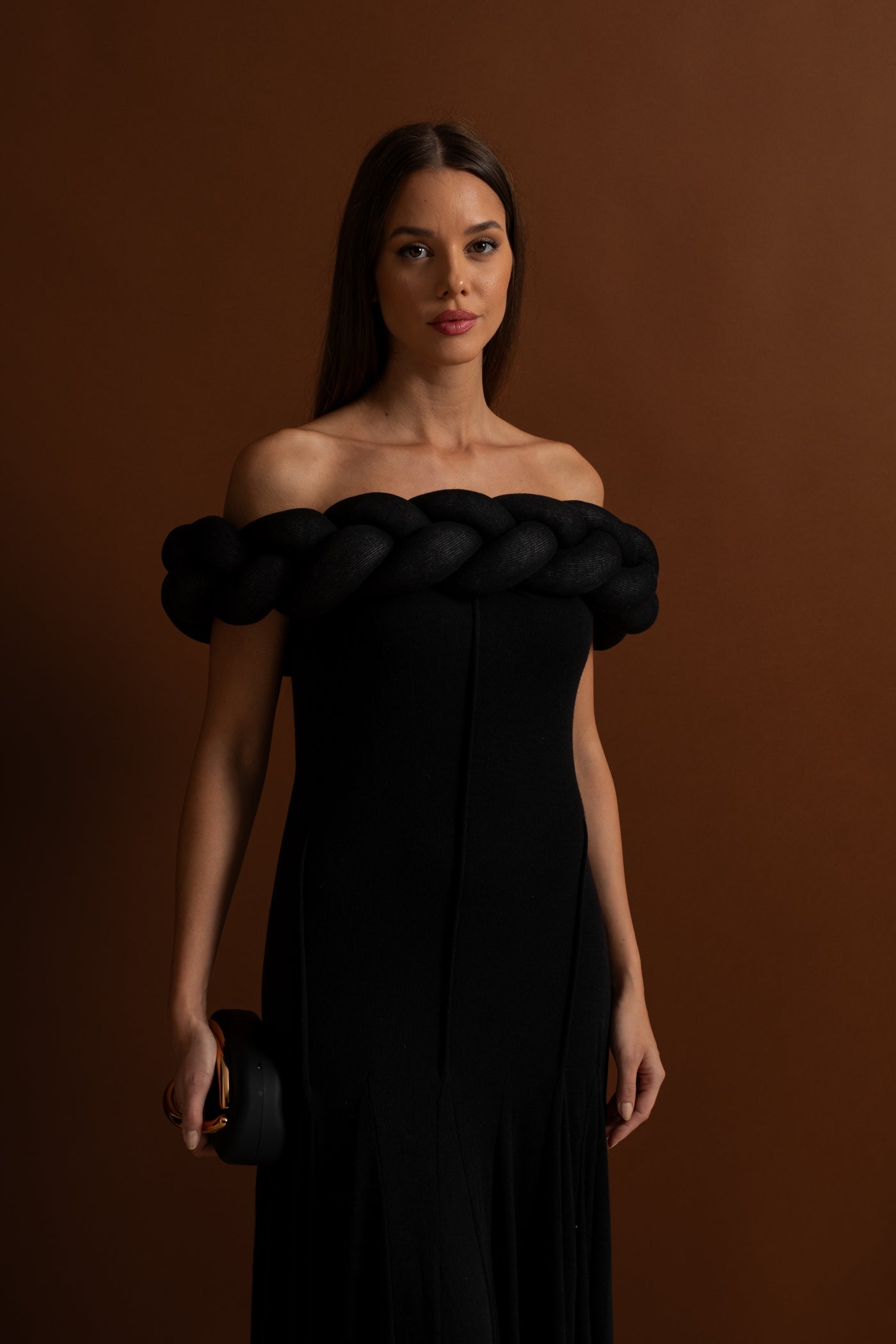 Rochie Maxi cu decolteu împletit pe umeri – Neagră