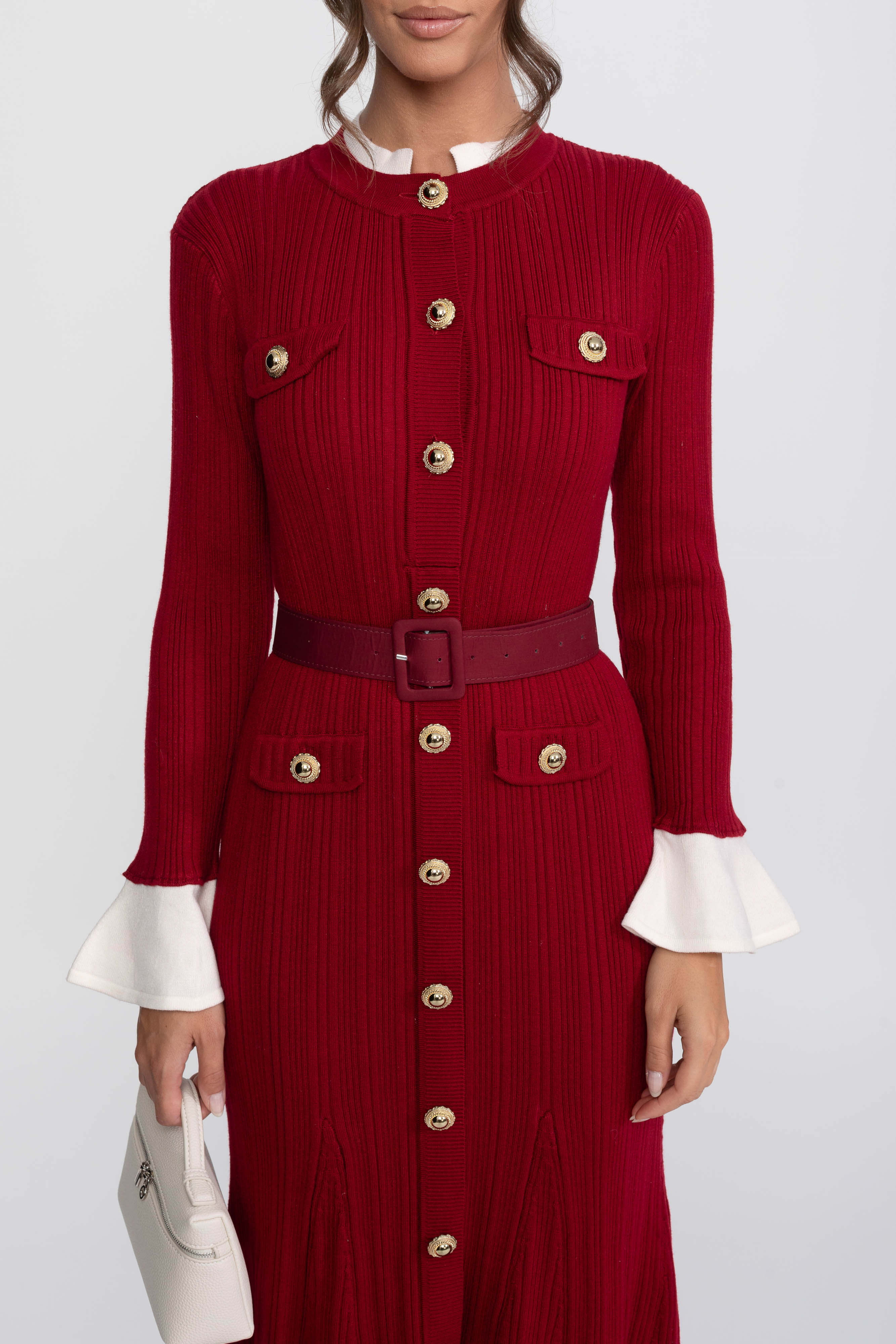 Rochie midi tricotată cu textură ribbed, cu curea, manșete și guler albe - Burgundy