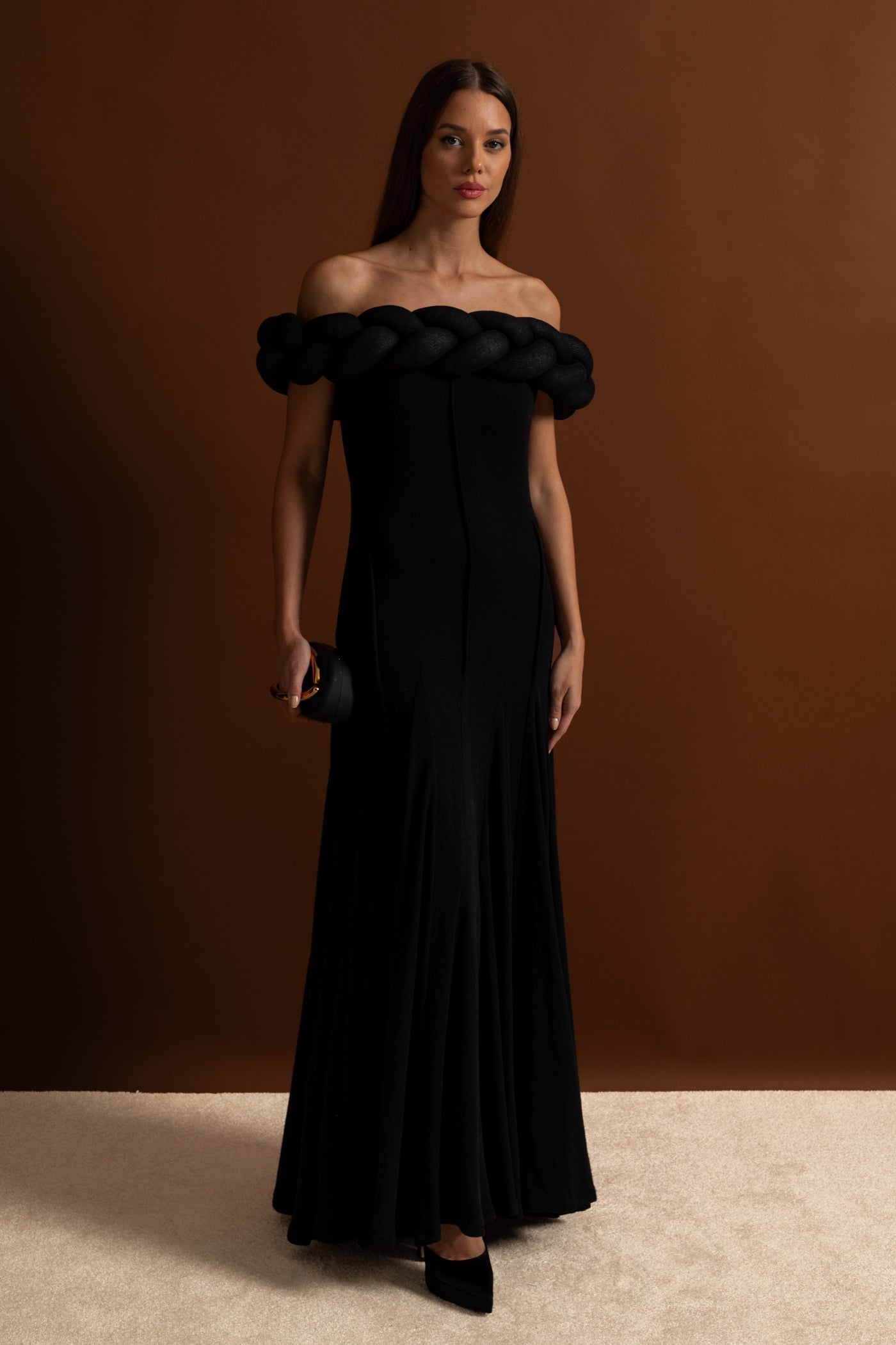 Rochie Maxi cu decolteu împletit pe umeri – Neagră