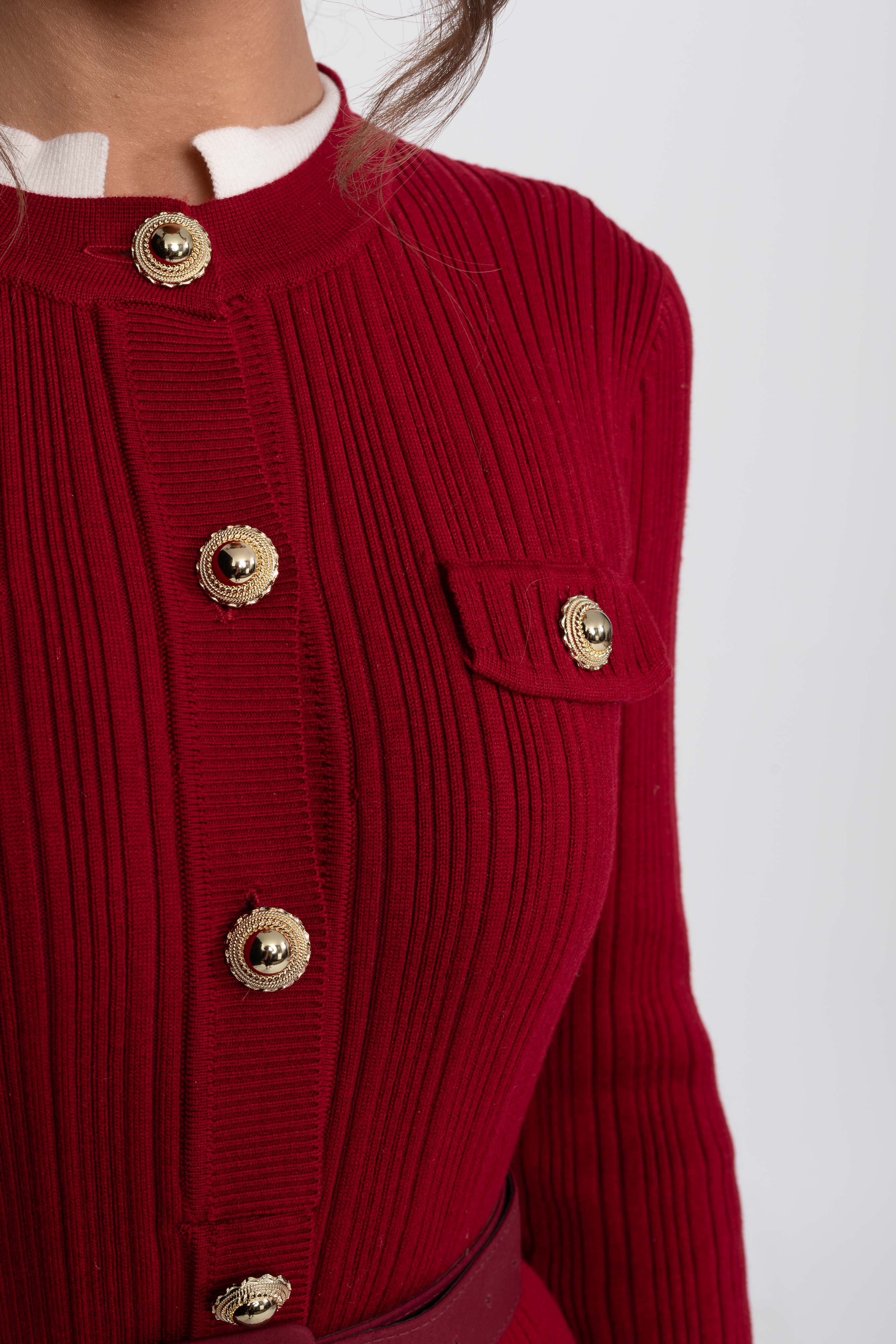 Rochie midi tricotată cu textură ribbed, cu curea, manșete și guler albe - Burgundy