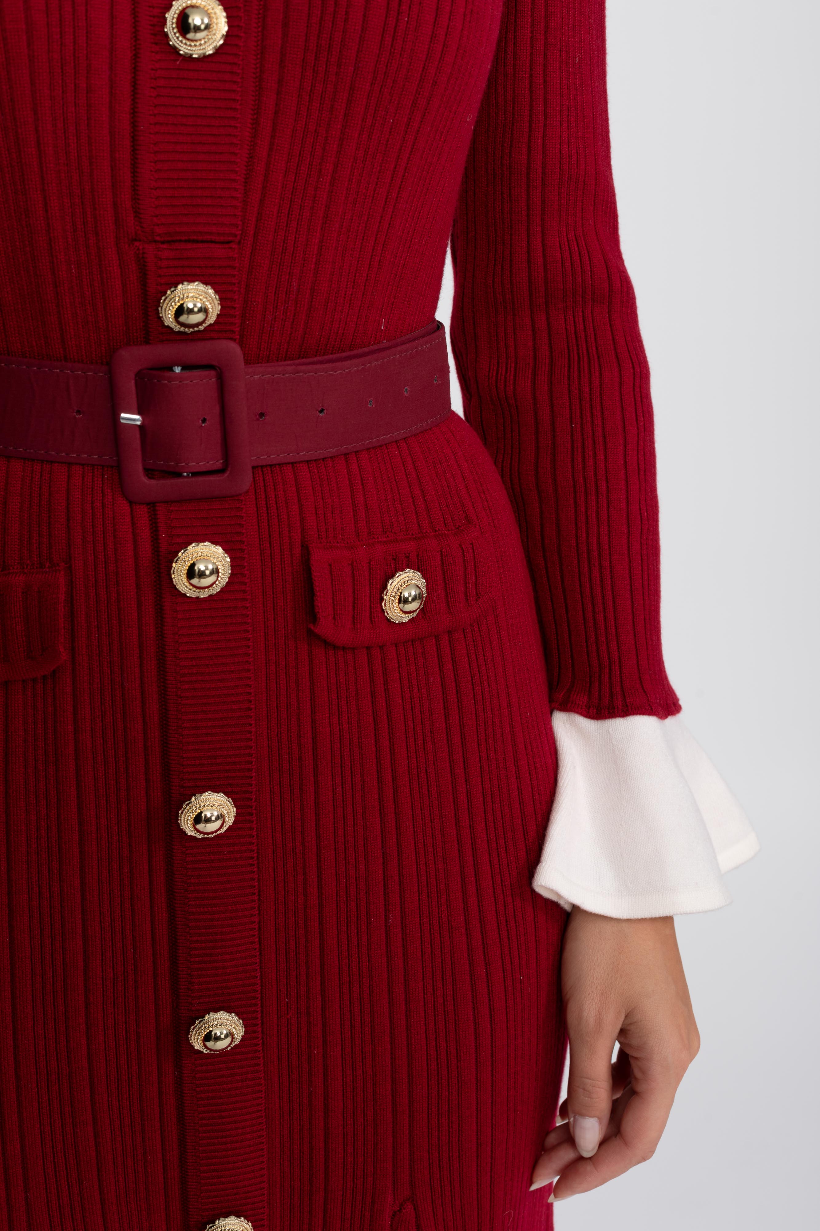 Rochie midi tricotată cu textură ribbed, cu curea, manșete și guler albe - Burgundy