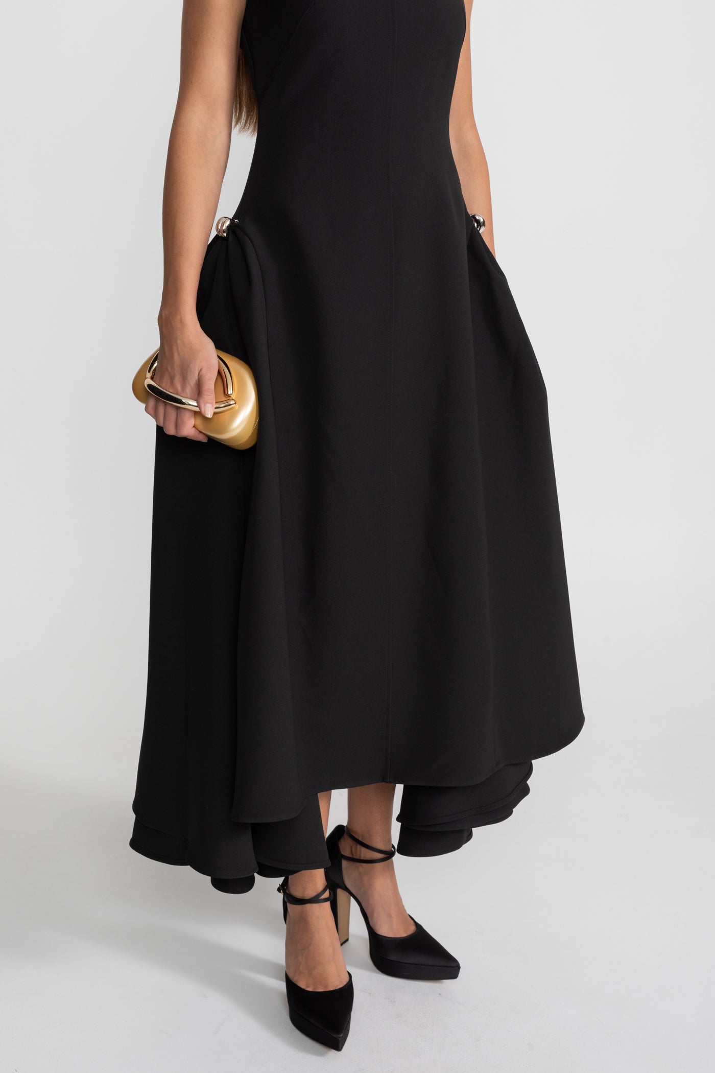 Rochie Midi Structurată cu Tiv Asimetric și Detalii Metalice cu Inele - Negru