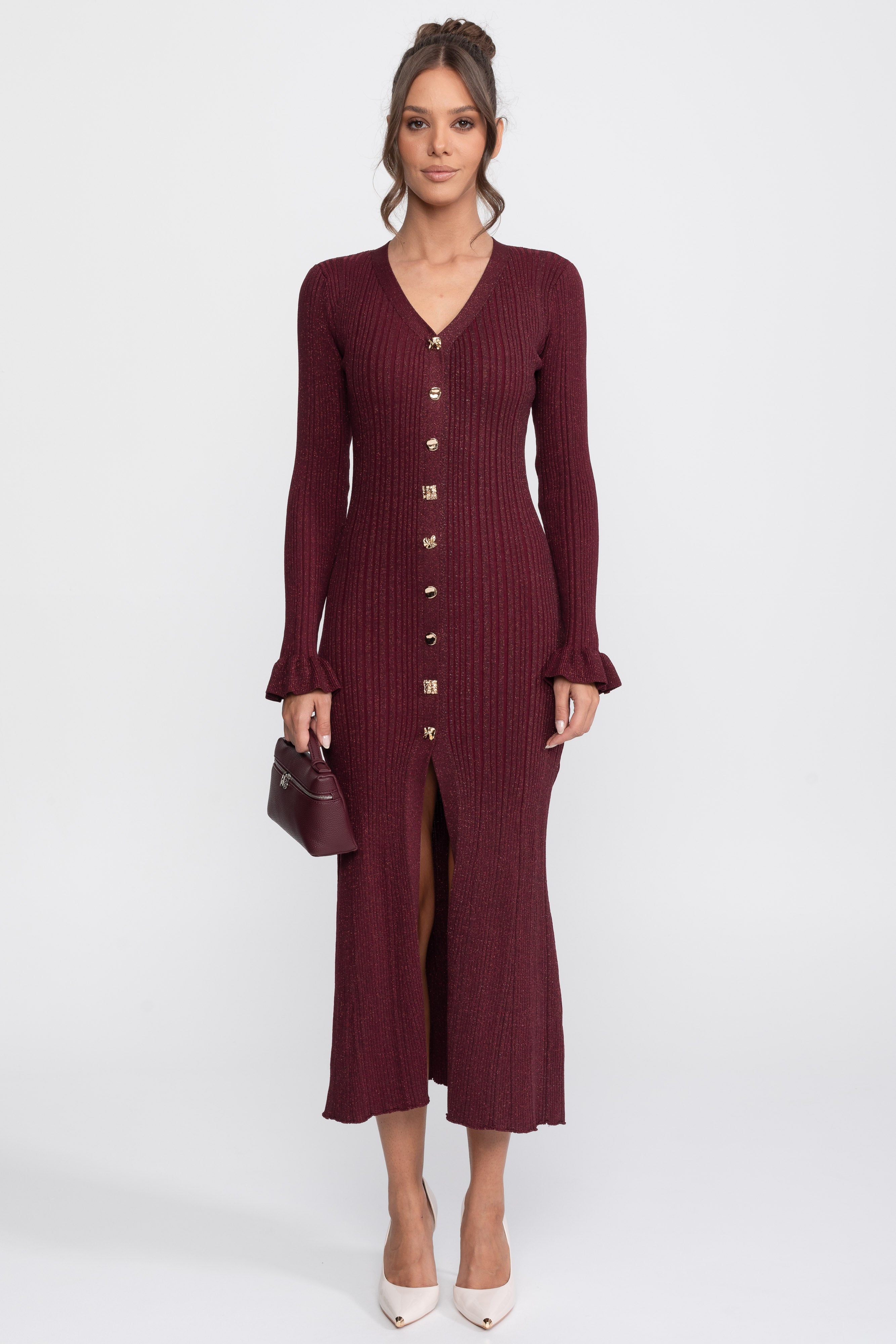 Rochie maxi tricotată rib cu decolteu în V și nasturi în față, cu manșete cu volane - Burgundy