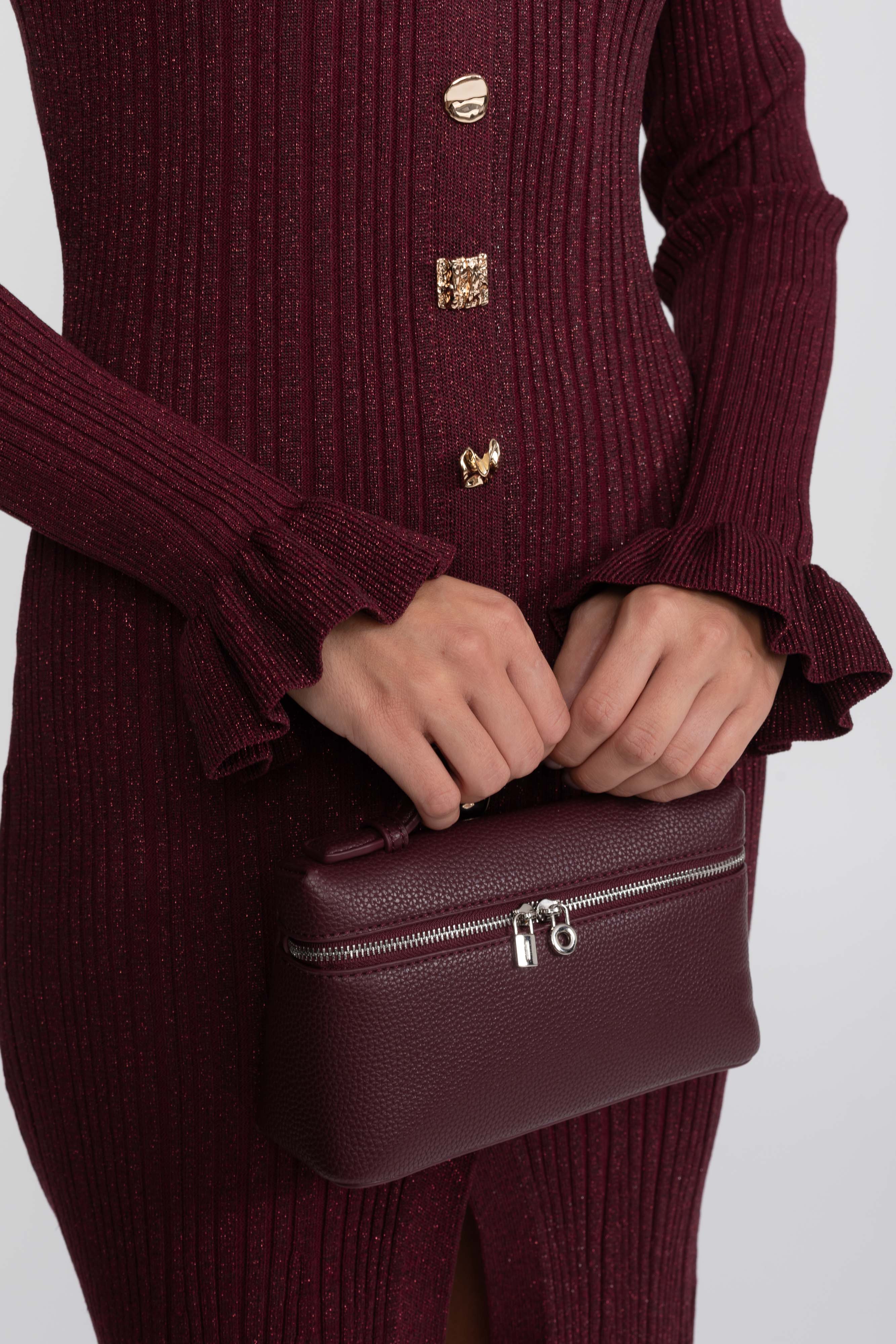Rochie maxi tricotată rib cu decolteu în V și nasturi în față, cu manșete cu volane - Burgundy