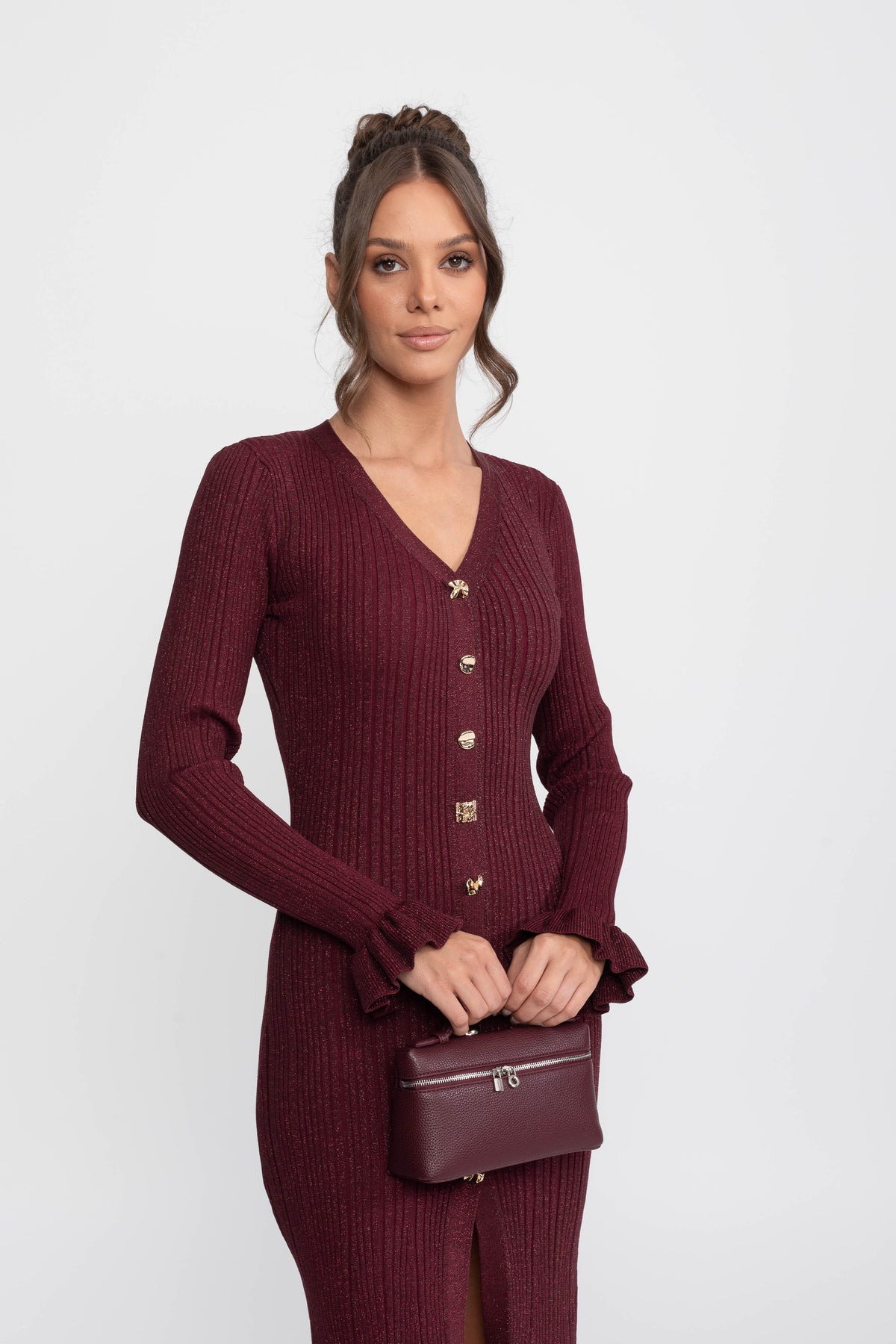 Rochie maxi tricotată rib cu decolteu în V și nasturi în față, cu manșete cu volane - Burgundy