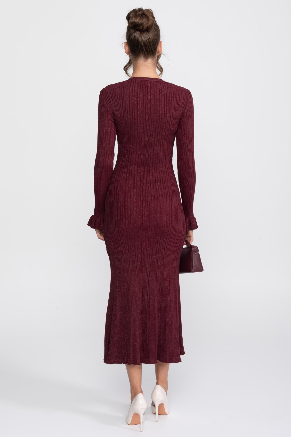 Rochie maxi tricotată rib cu decolteu în V și nasturi în față, cu manșete cu volane - Burgundy
