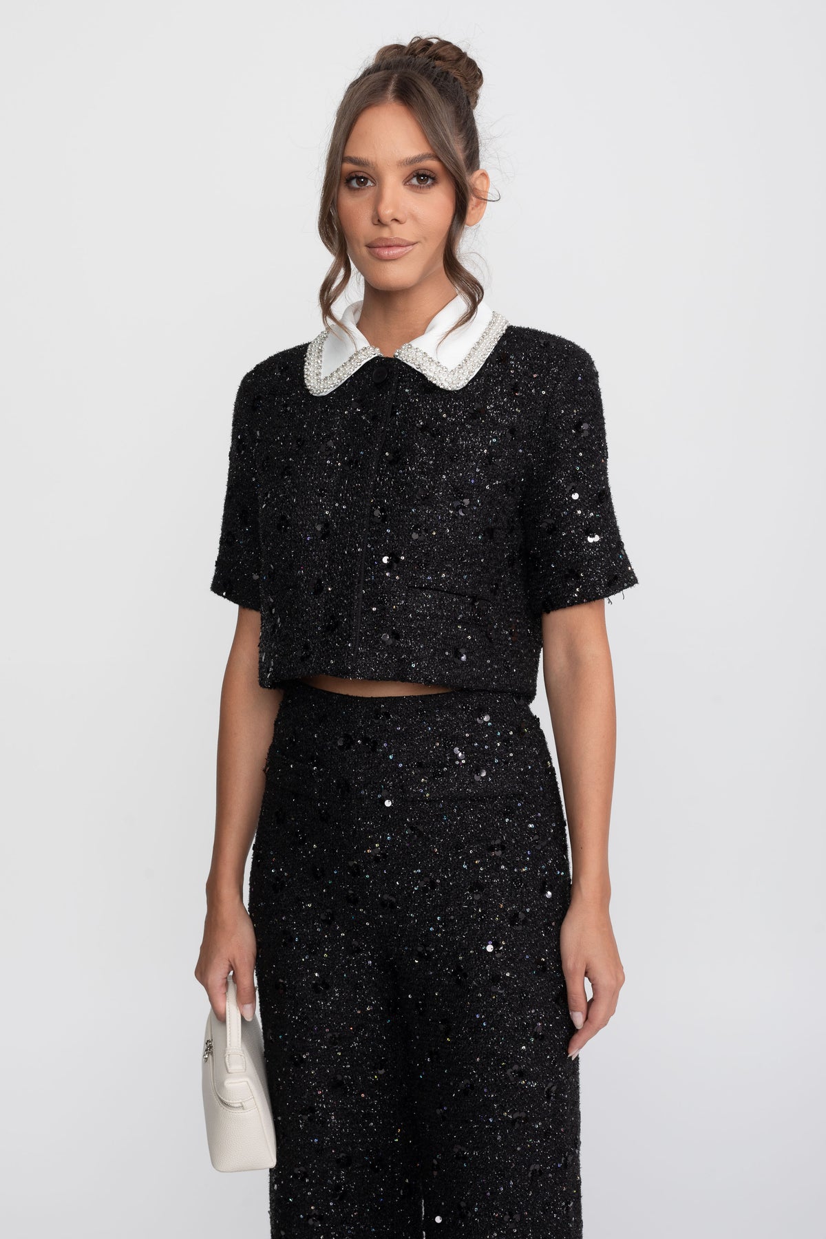 Jachetă cropped din tweed cu mânecă scurtă, cu guler contrastant și detalii cu paiete - Negru