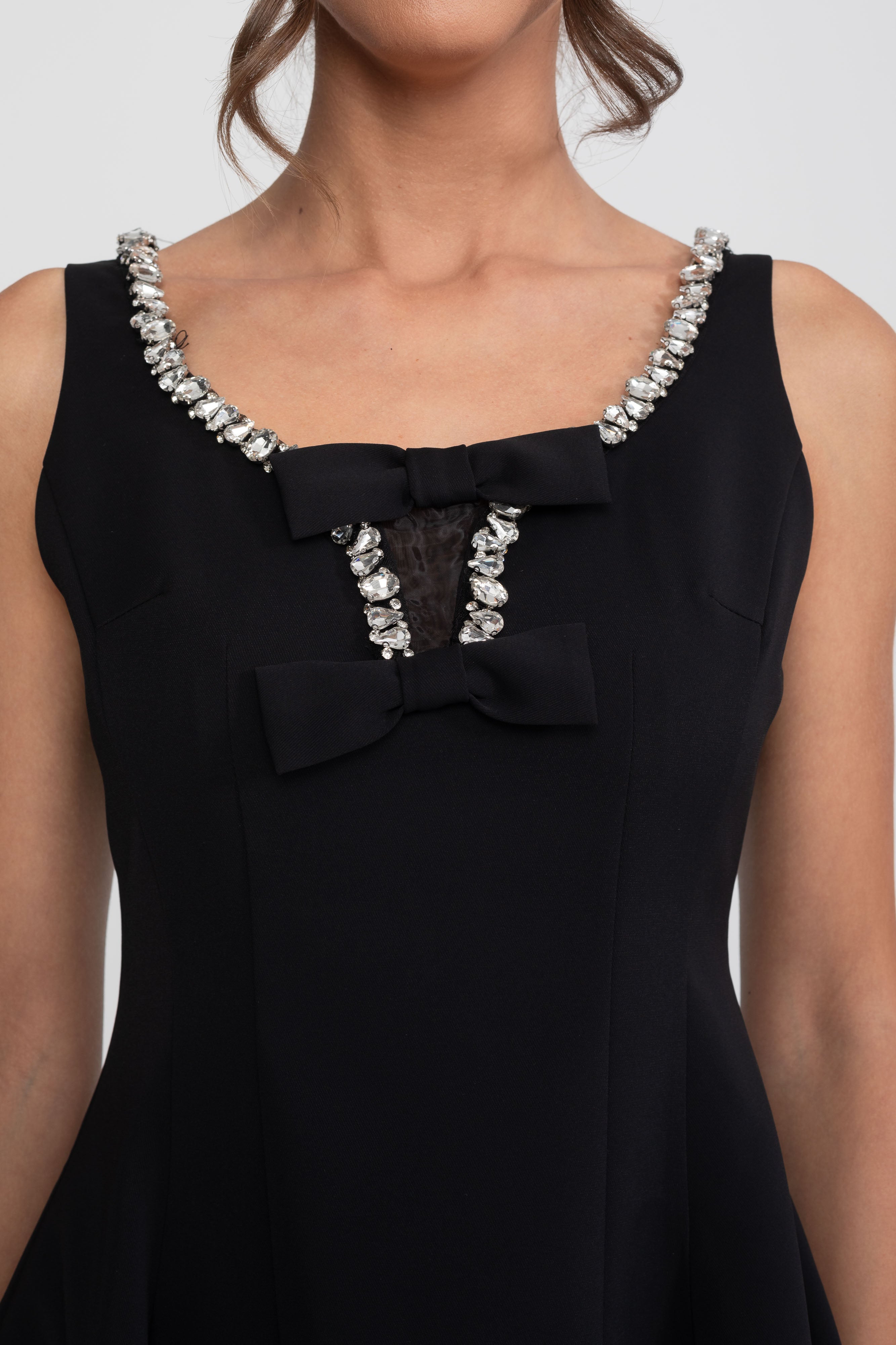 Rochie mini fit-and-flare cu garnitură de cristale și funde la piept - Negru