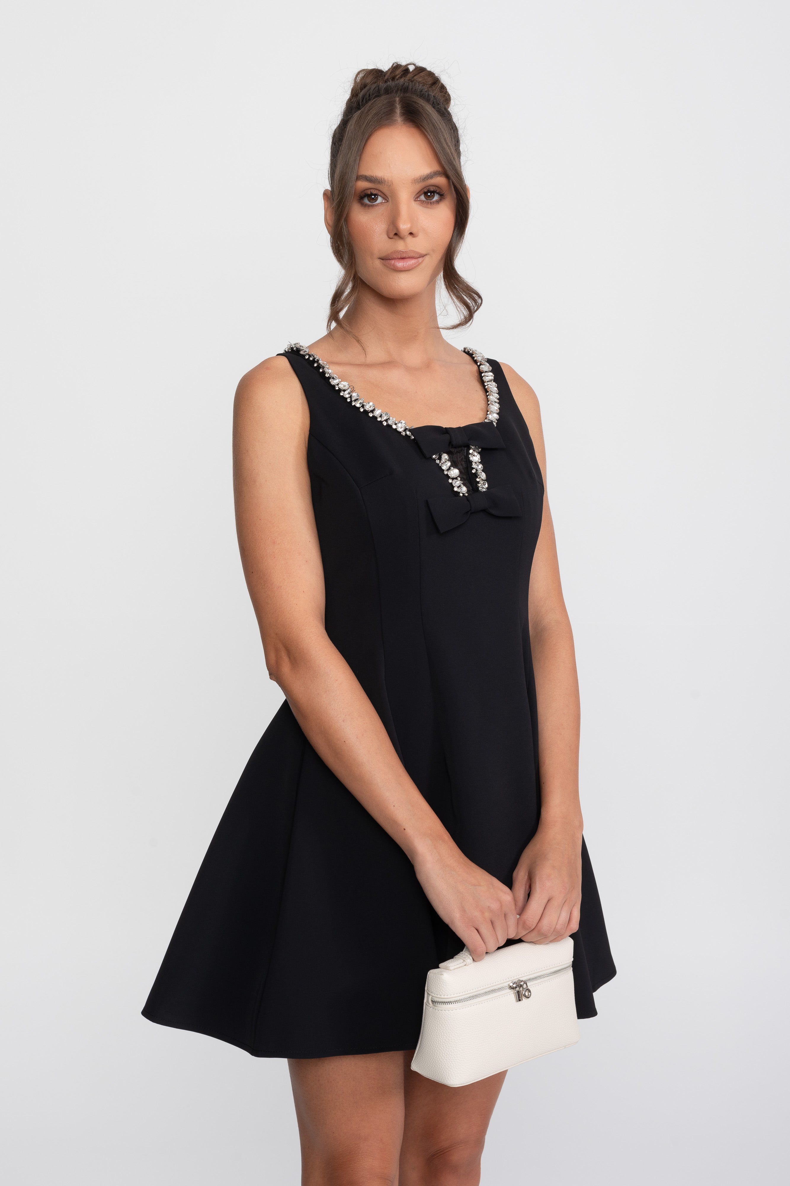 Rochie mini fit-and-flare cu garnitură de cristale și funde la piept - Negru