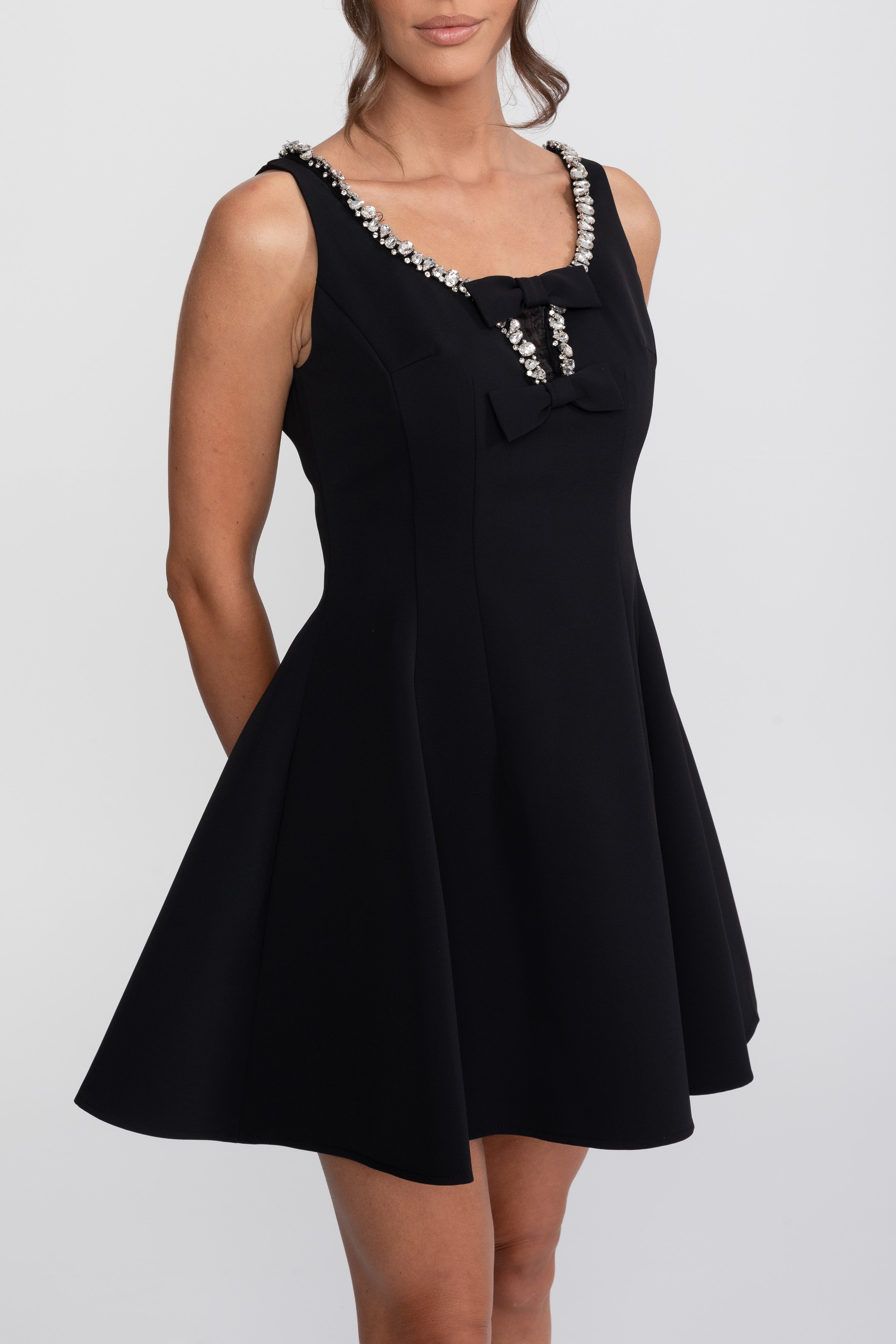 Rochie mini fit-and-flare cu garnitură de cristale și funde la piept - Negru