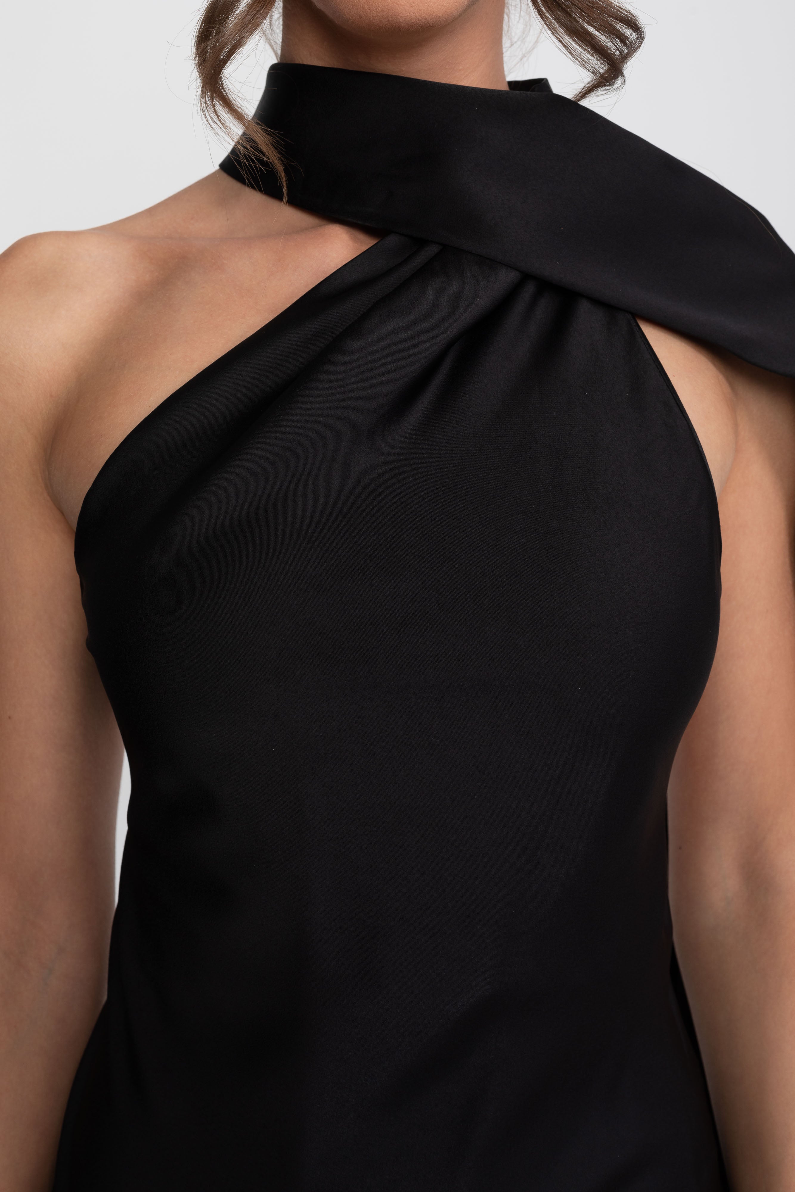 Rochie slip din satin cu halter răsucit și decolteu asimetric - Negru