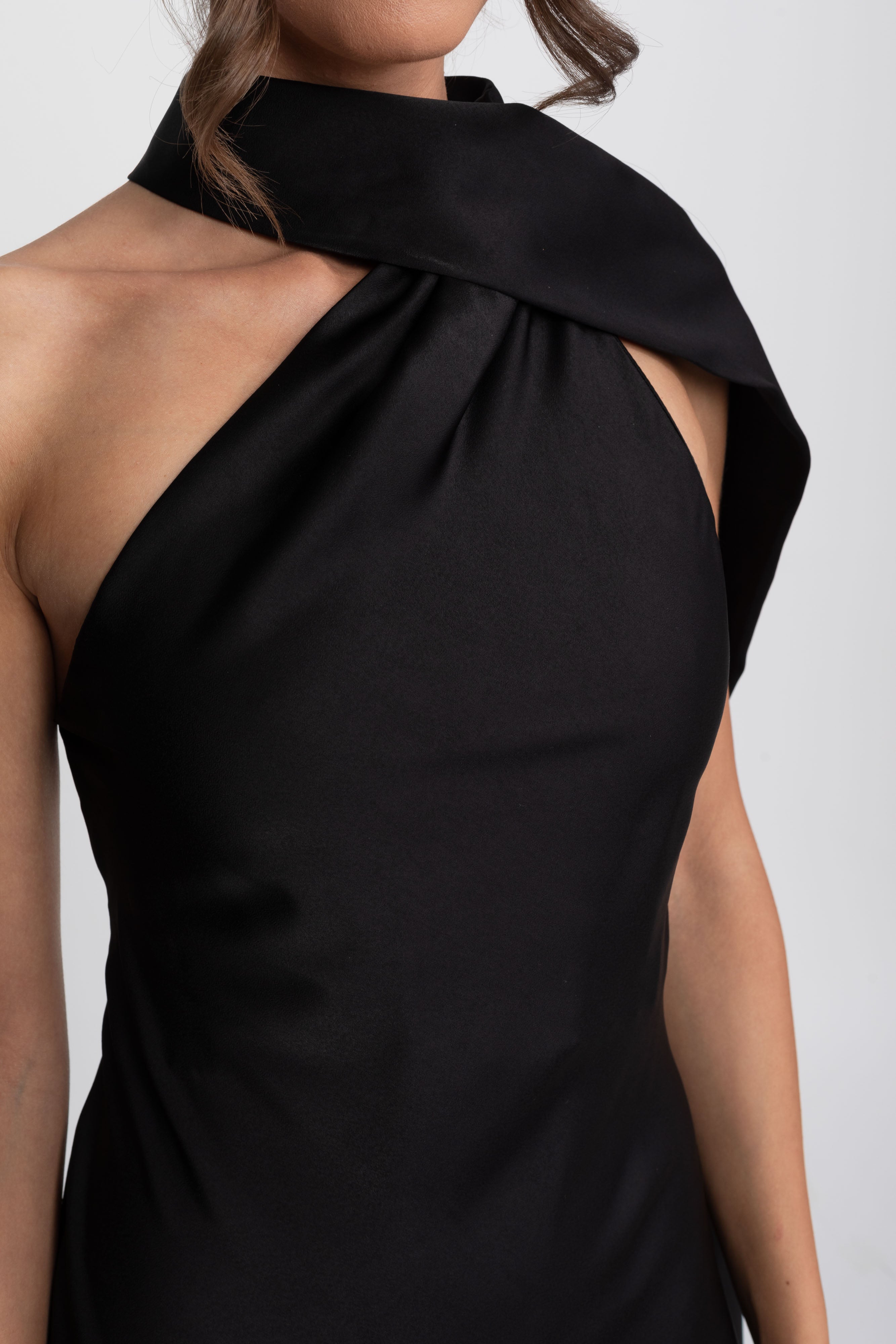 Rochie slip din satin cu halter răsucit și decolteu asimetric - Negru