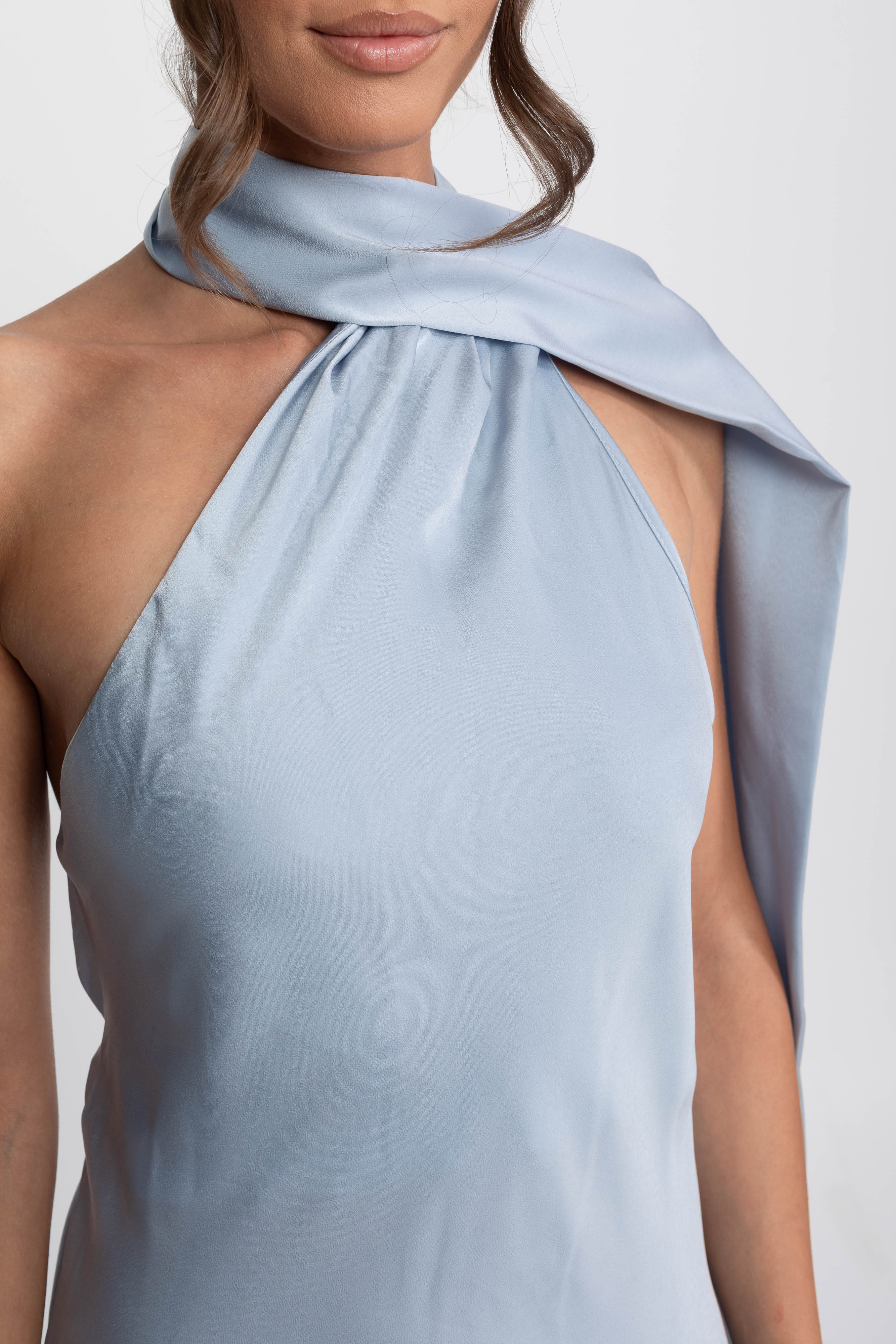 Rochie slip din satin, cu halter răsucit și decolteu asimetric - Albastru