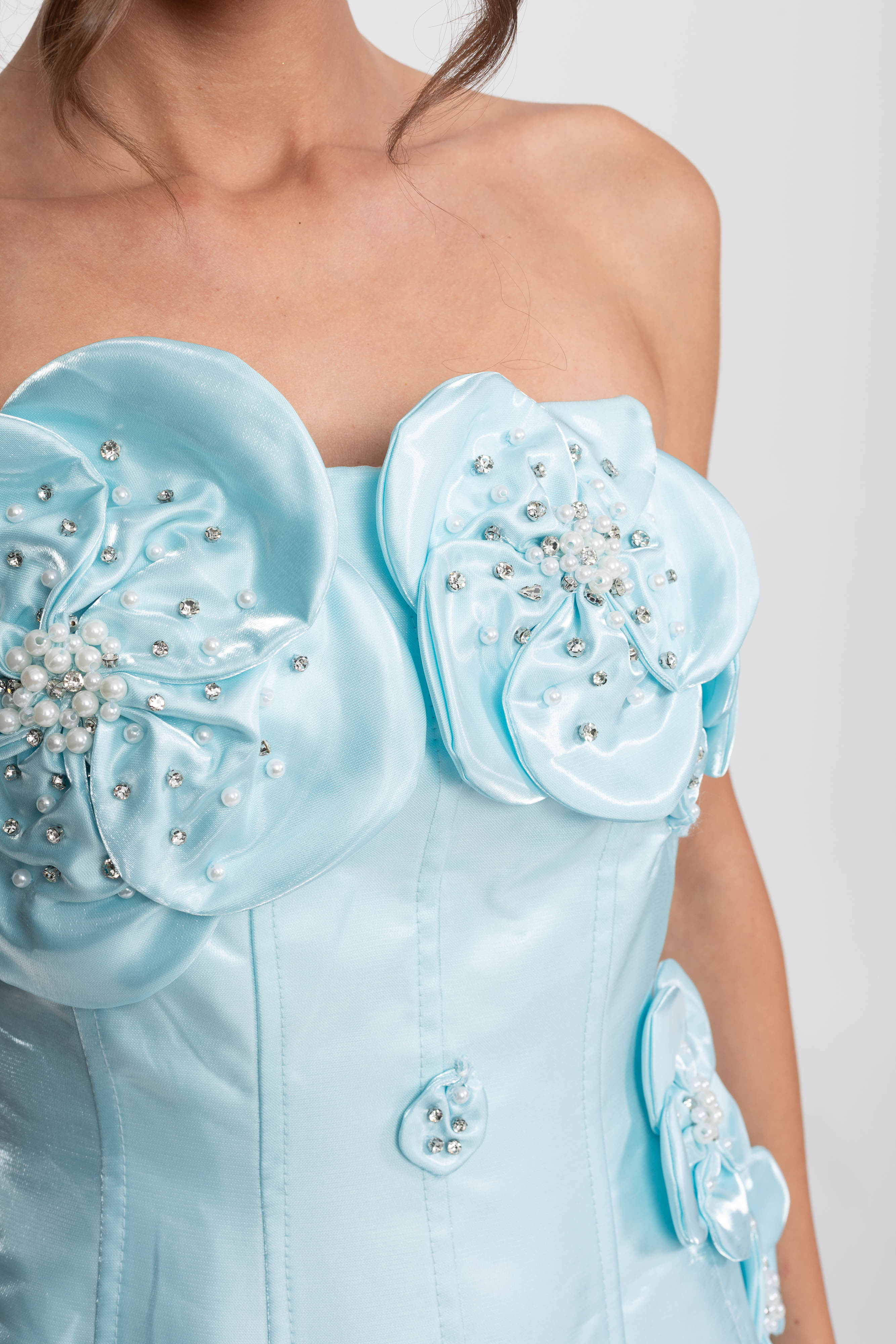 Rochie mini corset din satin, fără bretele, cu aplicații florale 3D - light blue