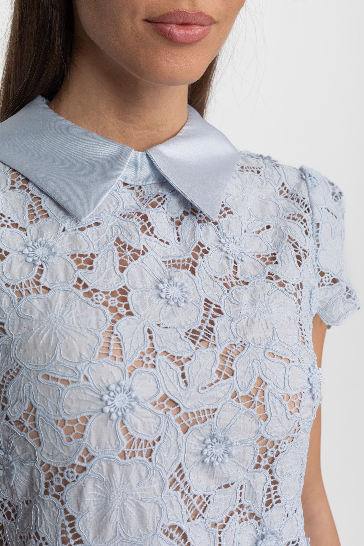 Rochie Mini din Dantelă Florală cu Guler din Satin – baby blue